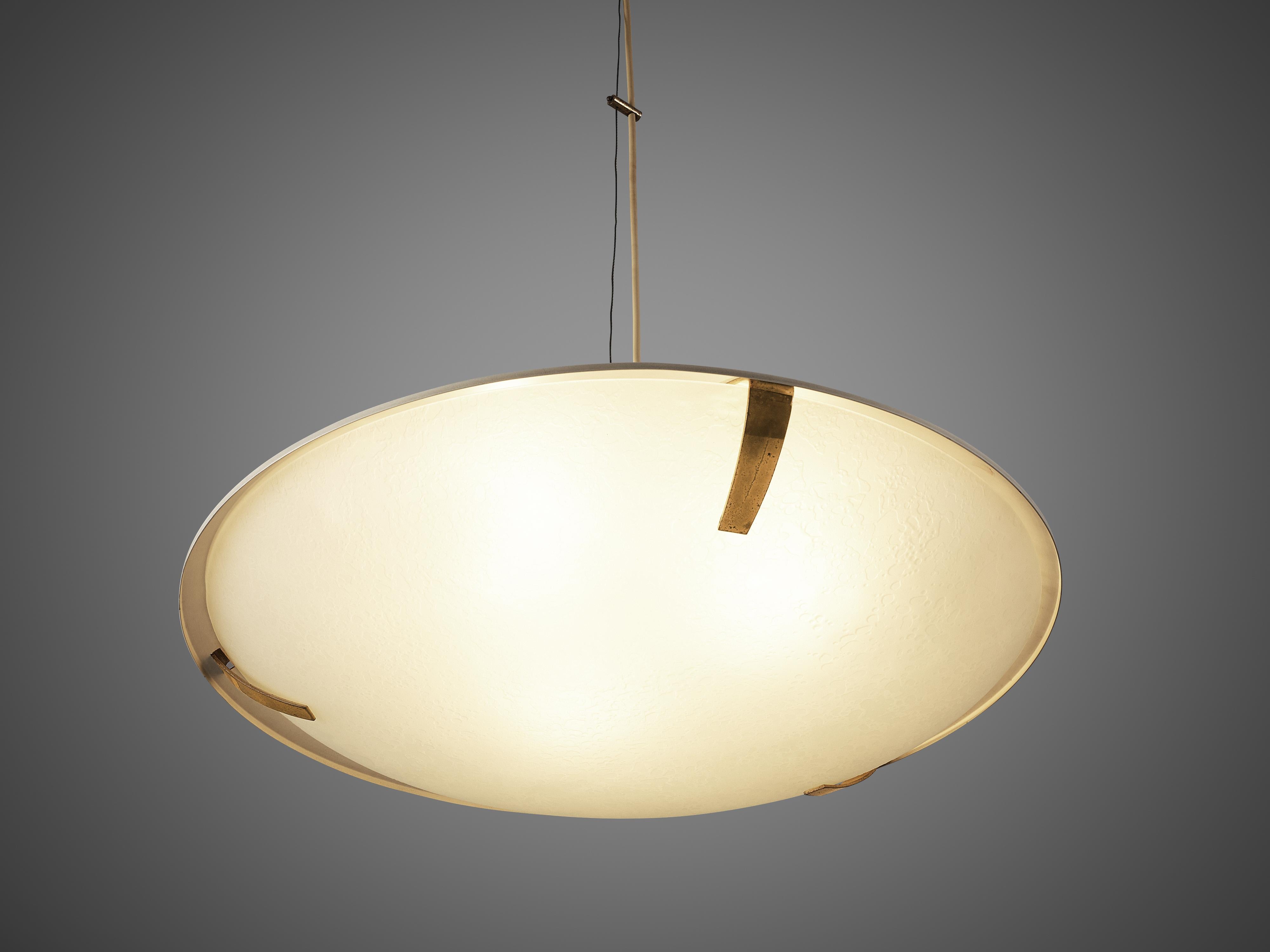 Stilnovo, pendant '1140', aluminium, glass, brass, Italy, circa 1960

The '1140' pendant by Stilnovo consists out of a flat, oval lamp. On a thin cable and wire hangs the oval form made out of two pieces which are hold together by brass