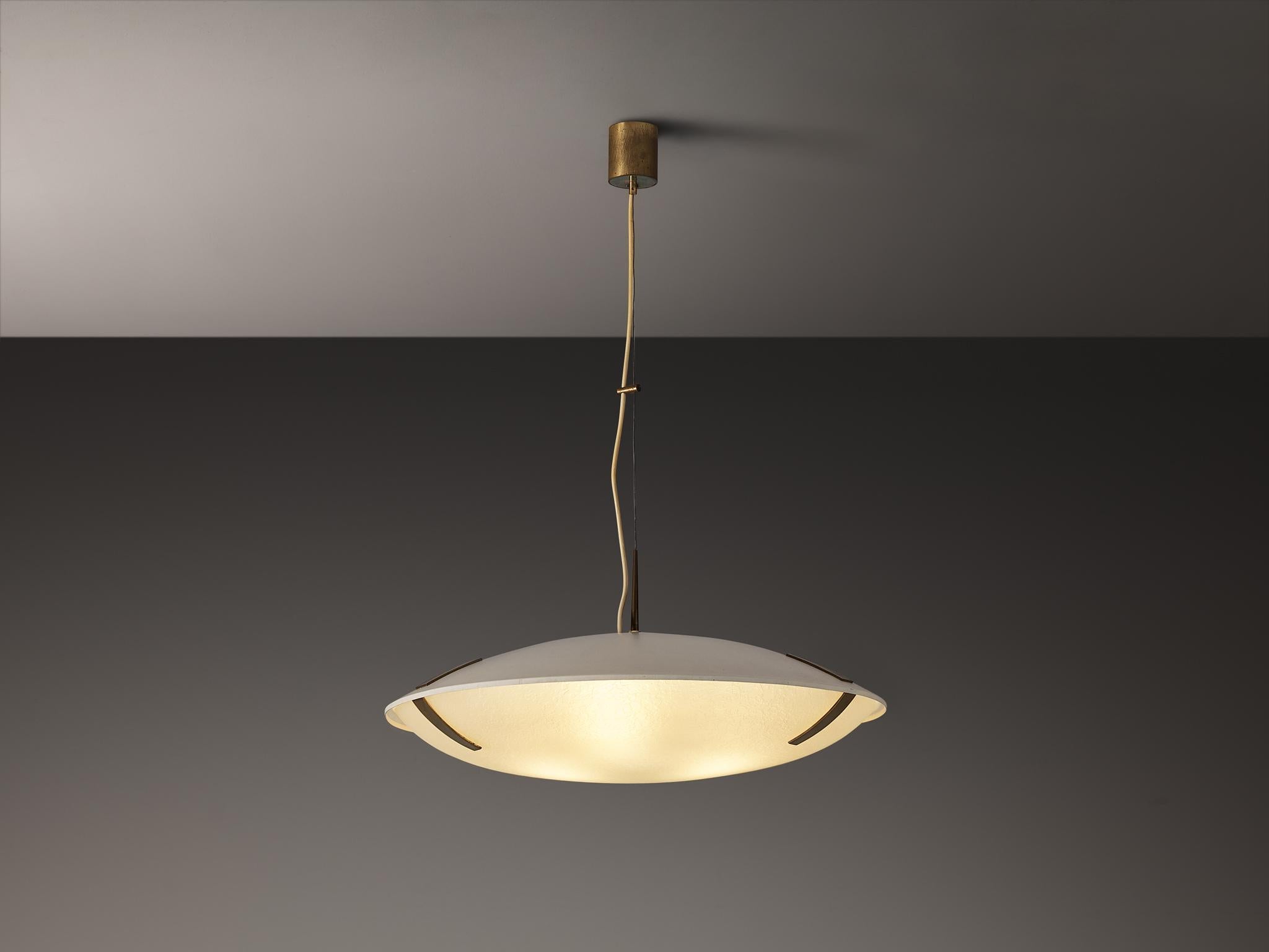 Stilnovo, pendente '1140', alluminio, vetro, ottone, Italia, circa 1960

La sospensione '1140' di Stilnovo è costituita da una lampada piatta e ovale. Su un cavo sottile e un filo metallico pende la forma ovale composta da due pezzi tenuti insieme
