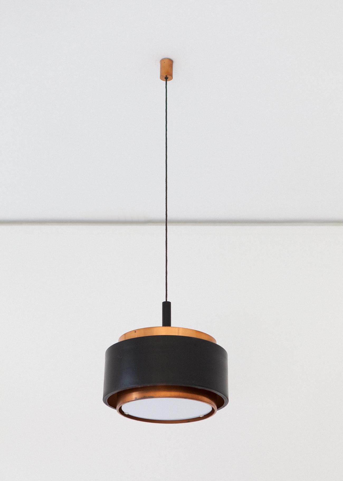 Mid-Century Modern pendant lamp, designed and manufactured in Italy by Stilnovo in the 1950s.
Made of black enameled copper, copper, white enameled iron frame, brass details and opaline Perspex.

Very pleasant original patina, some signs of rust