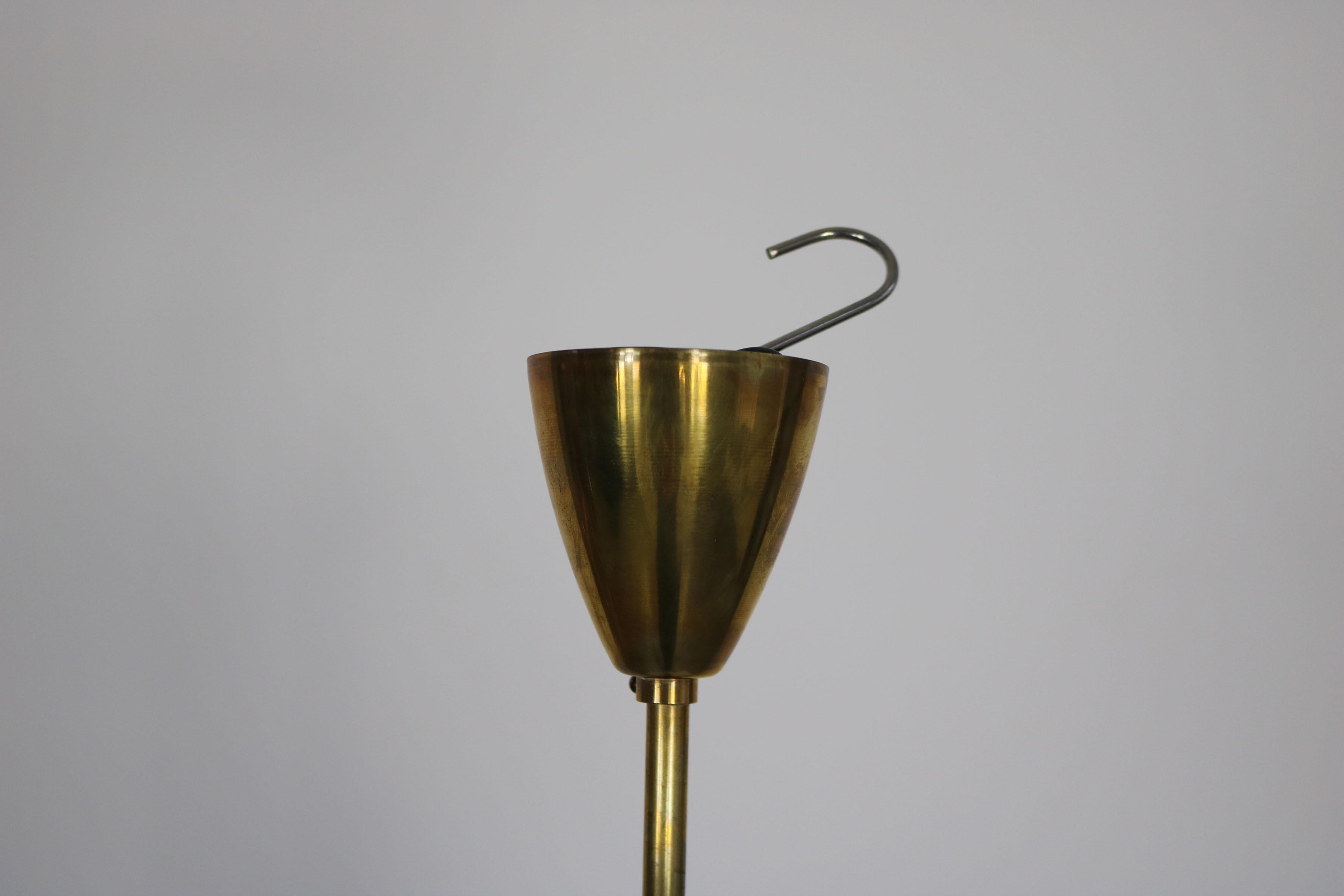 Lampe suspendue Stilnovo d'Italie, 1950, laiton, verre opale. en vente 9