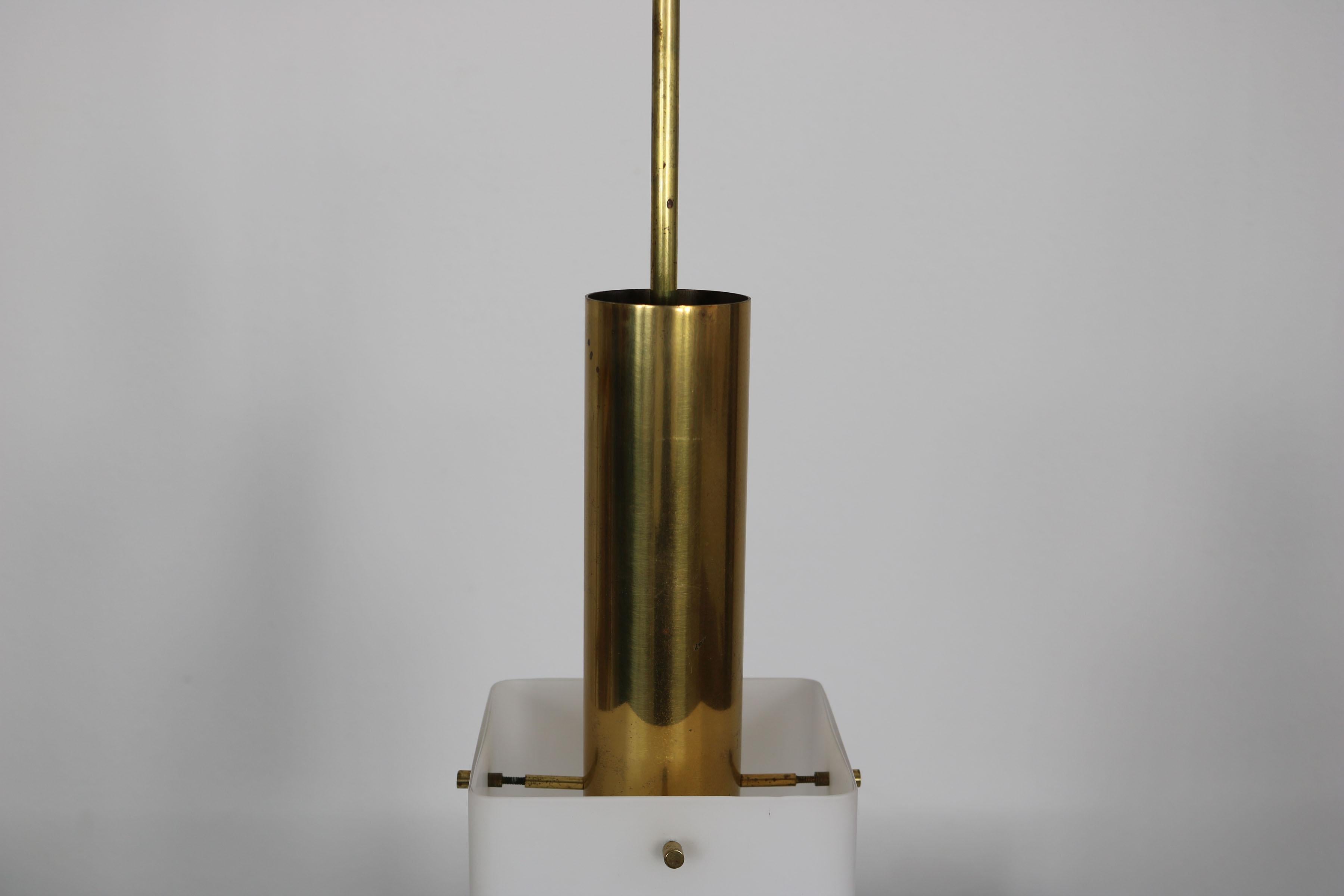 Lampe suspendue Stilnovo d'Italie, 1950, laiton, verre opale. en vente 10