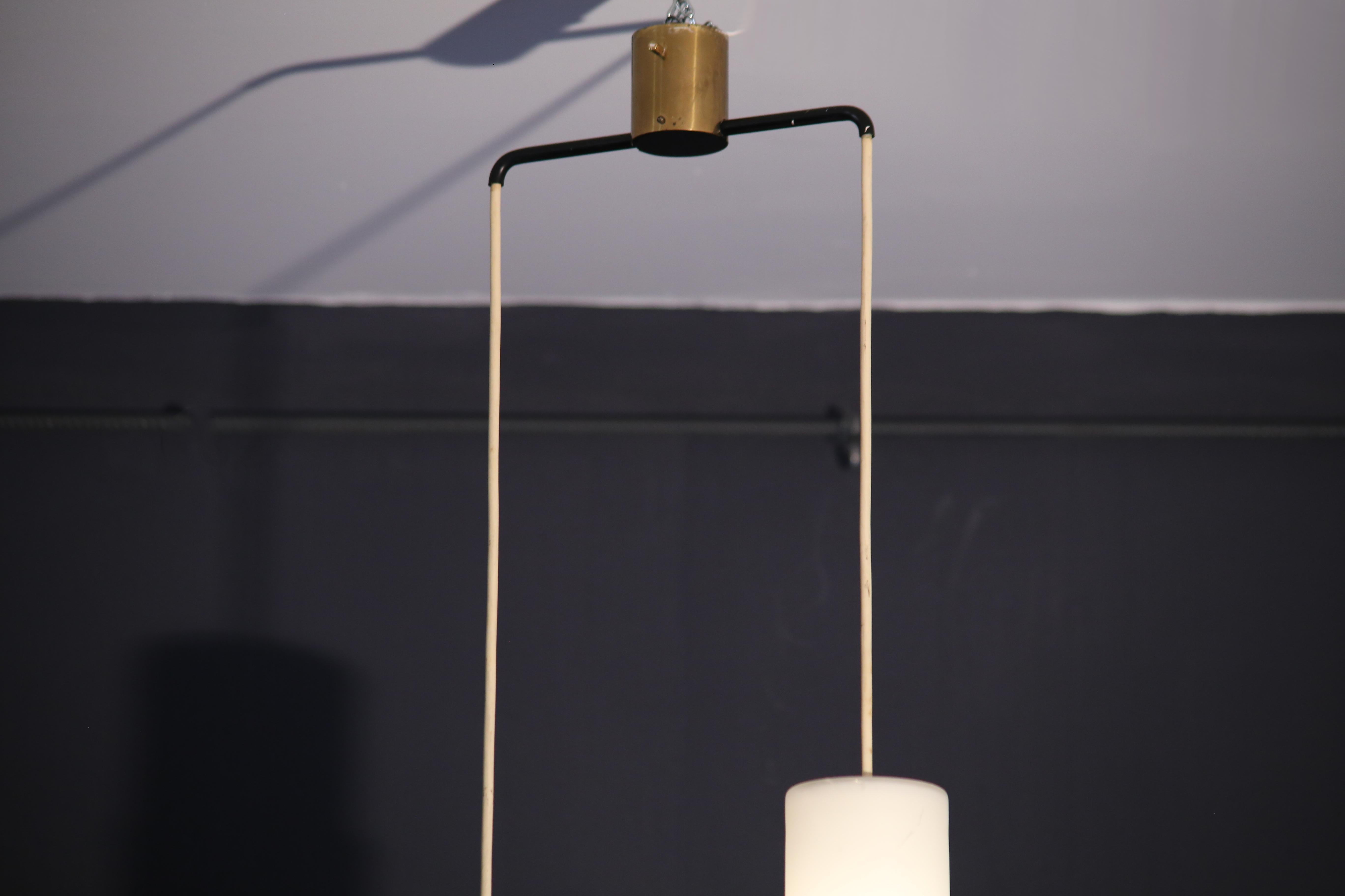 Mid-Century Modern Lampe suspendue Stilnovo en laiton, diffuseurs en verre opale et plexiglas coloré   en vente