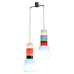 Lampe suspendue Stilnovo en laiton, diffuseurs en verre opale et plexiglas coloré  