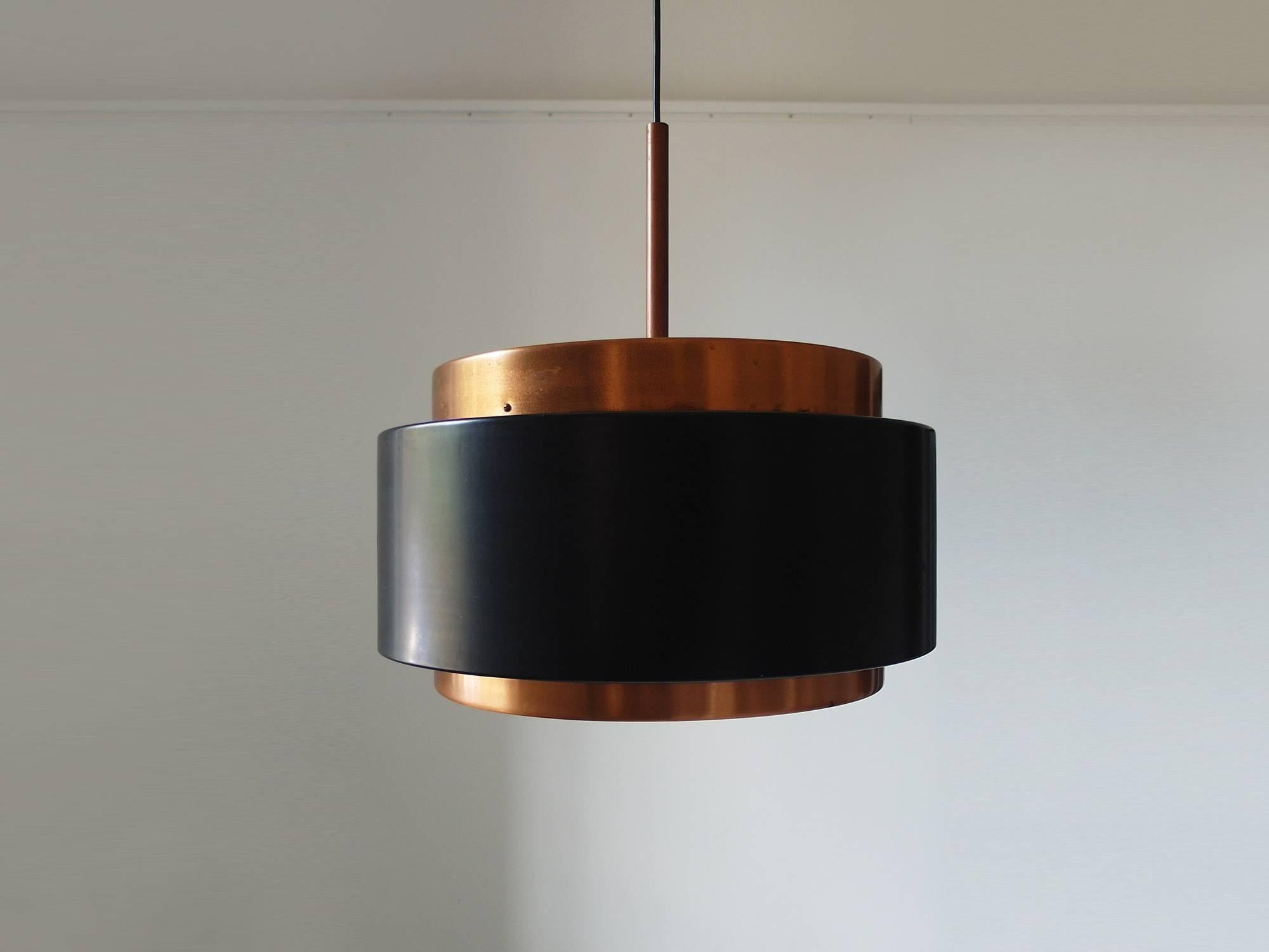 A pendant lamp by Stilnovo, Italy, circa 1958. Model 1226. The lamp is made of copper and opaline glass. Original metal ceiling canopy. Marked with the original Stilnovo label op top of the lamp shade.

Measures: Height of the diffuser cm 24,