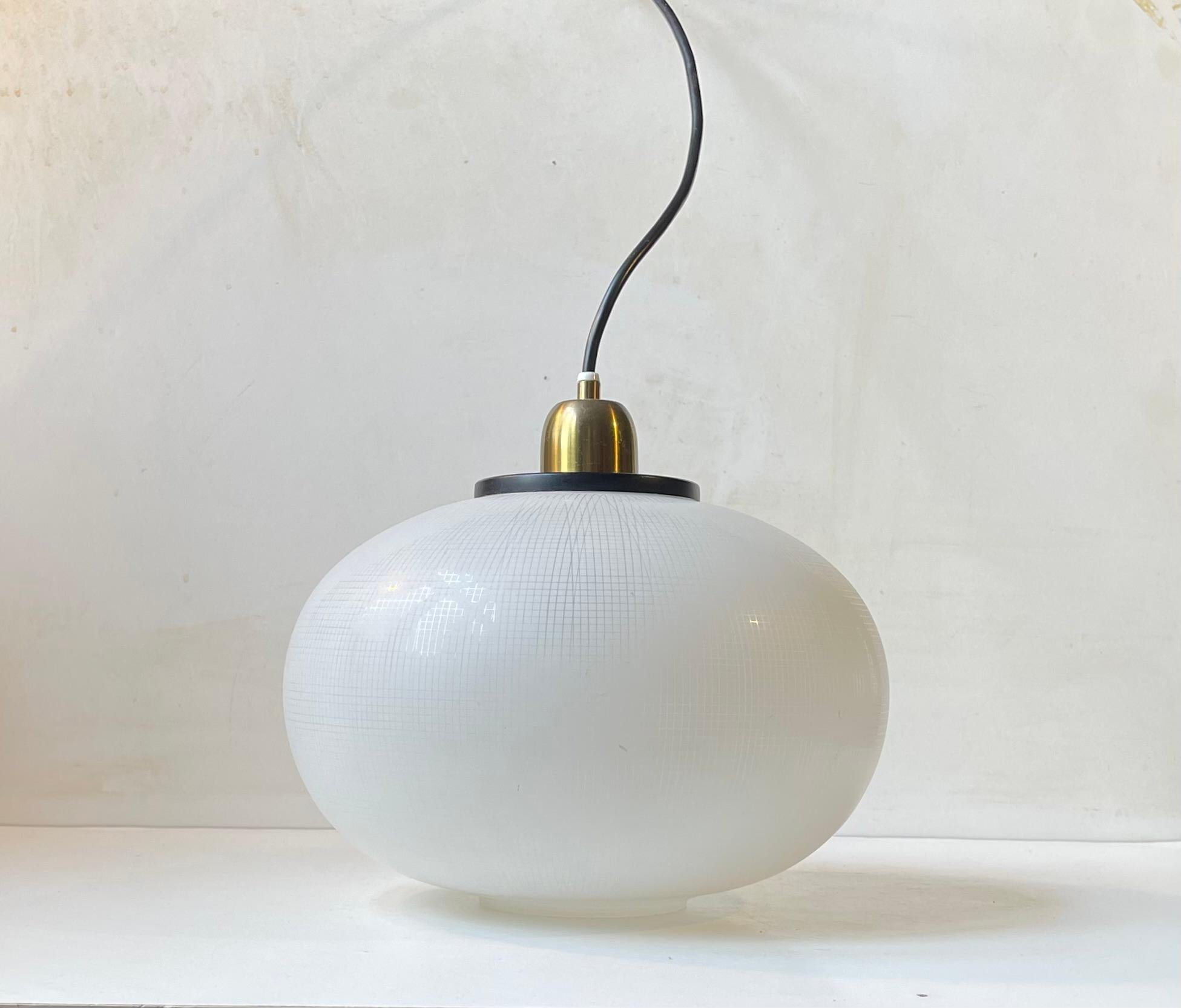 Mid-Century moderno Lampada a sospensione Stilnovo in vetro satinato acidato, 1960, attribuito in vendita