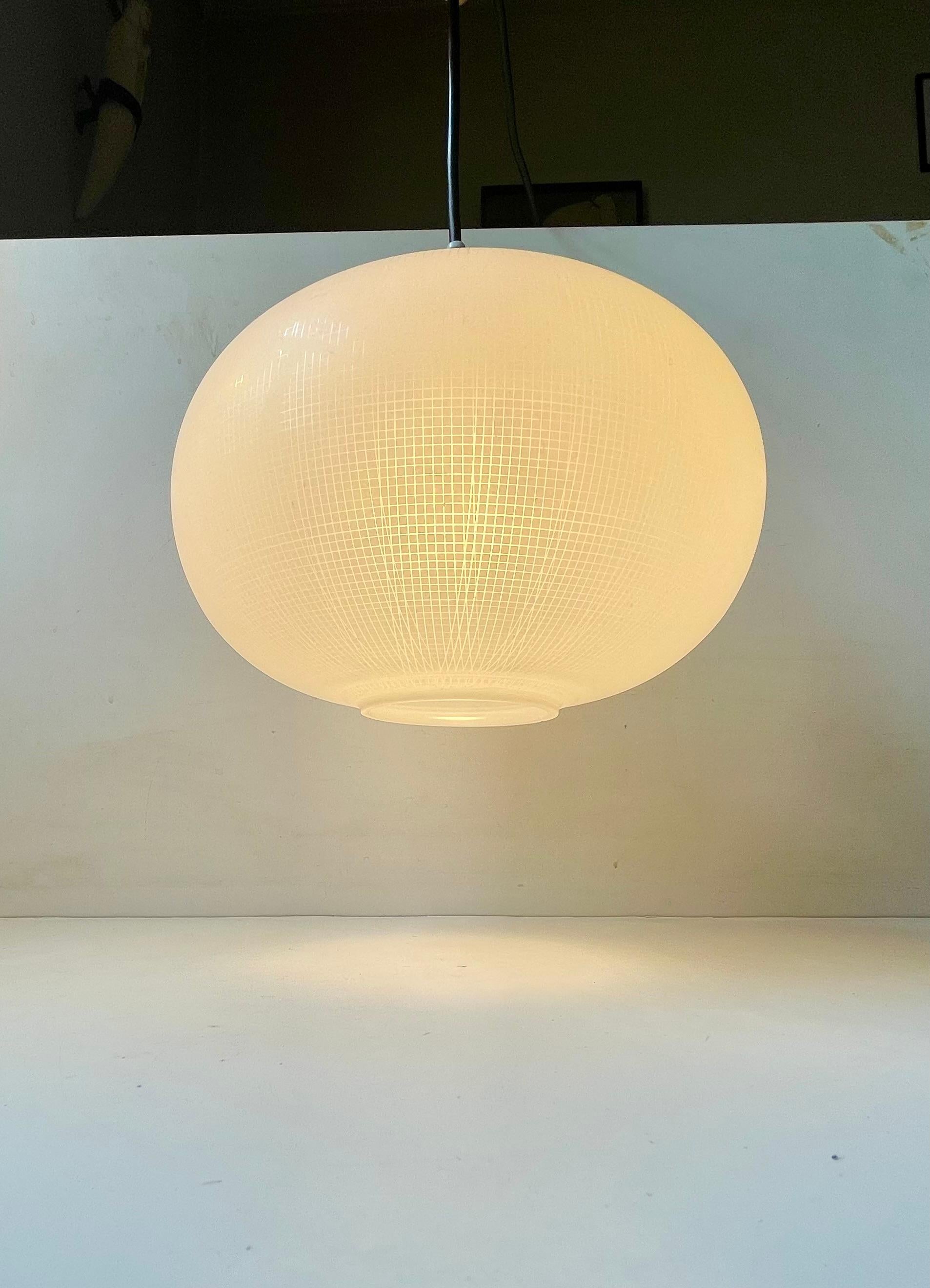Italiano Lampada a sospensione Stilnovo in vetro satinato acidato, 1960, attribuito in vendita