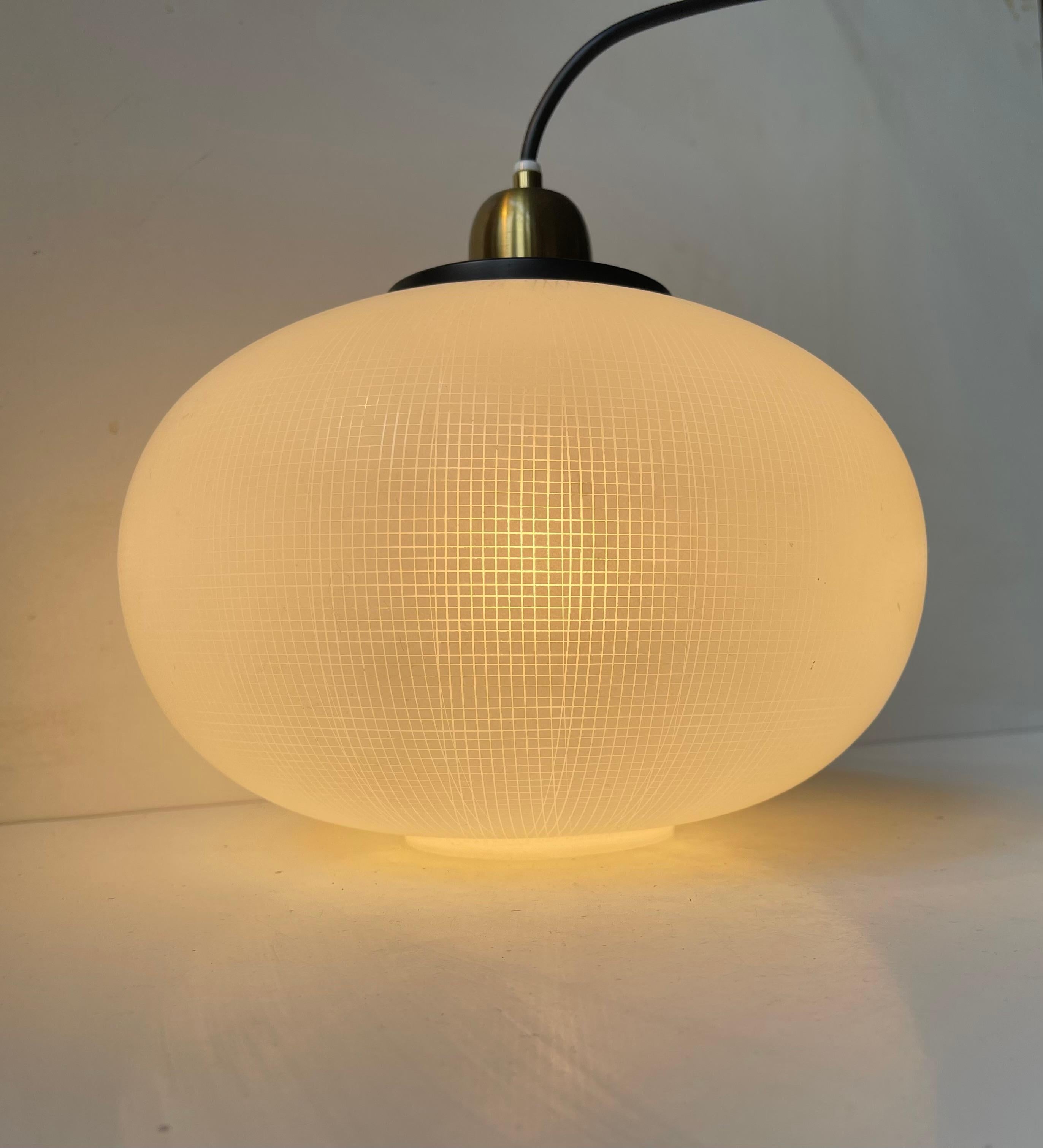 Realizzato con acquaforte Lampada a sospensione Stilnovo in vetro satinato acidato, 1960, attribuito in vendita