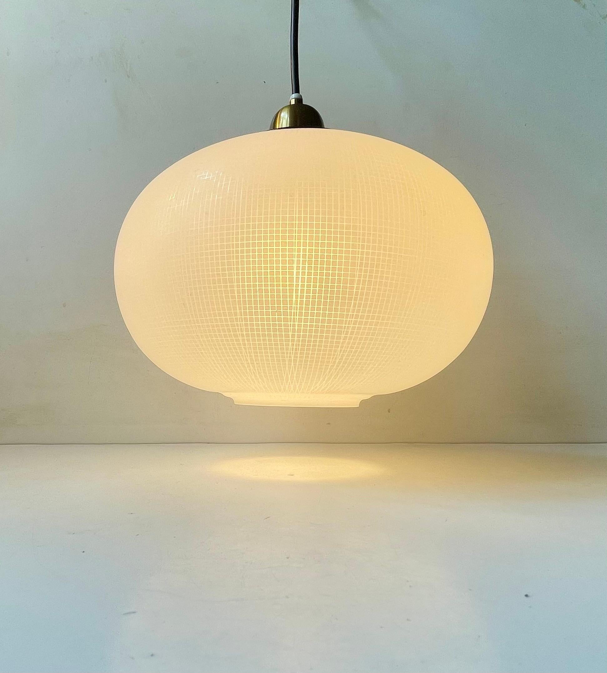 Lampada a sospensione Stilnovo in vetro satinato acidato, 1960, attribuito In condizioni buone in vendita a Esbjerg, DK