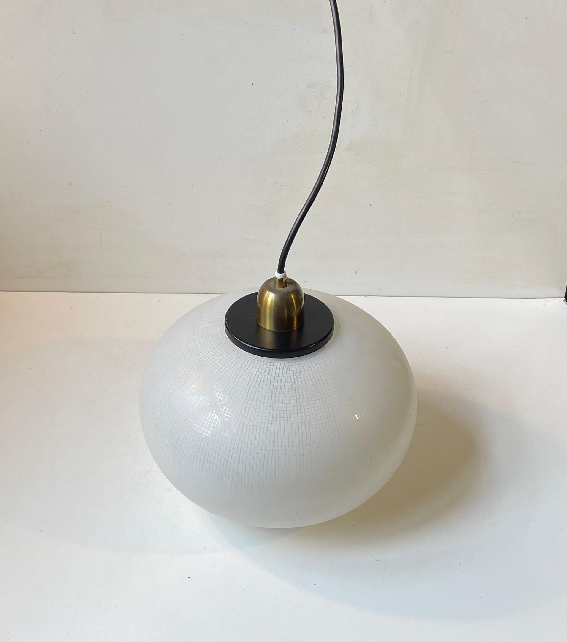 XX secolo Lampada a sospensione Stilnovo in vetro satinato acidato, 1960, attribuito in vendita