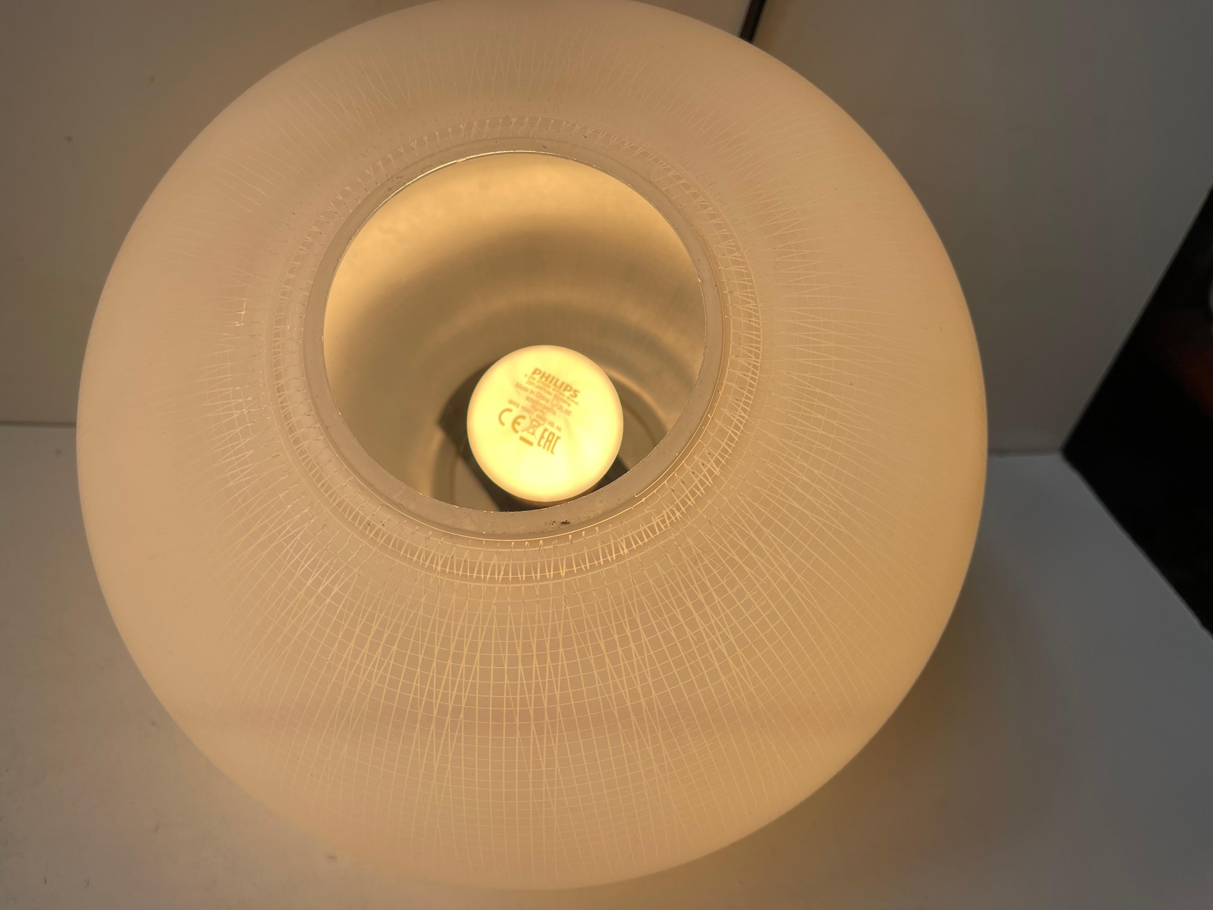 Vetro soffiato Lampada a sospensione Stilnovo in vetro satinato acidato, 1960, attribuito in vendita