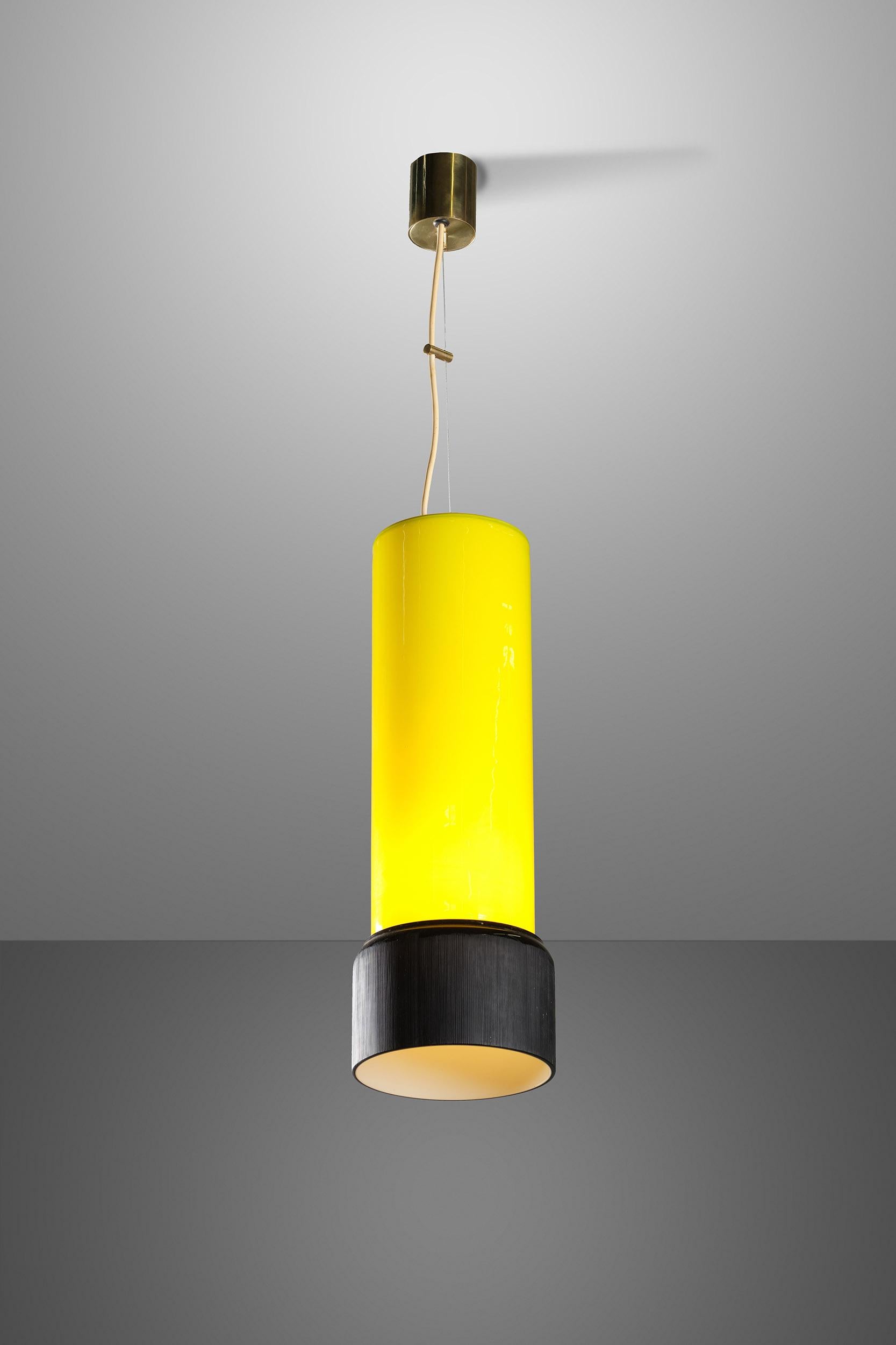 Splendido ciondolo Stilnovo con diffusore in vetro giallo e nero e decalcomania originale degli anni Cinquanta. Con la sua struttura tubolare in ottone e il vetro colorato eccezionalmente elegante, questo articolo aggiungerà un tocco di raffinatezza