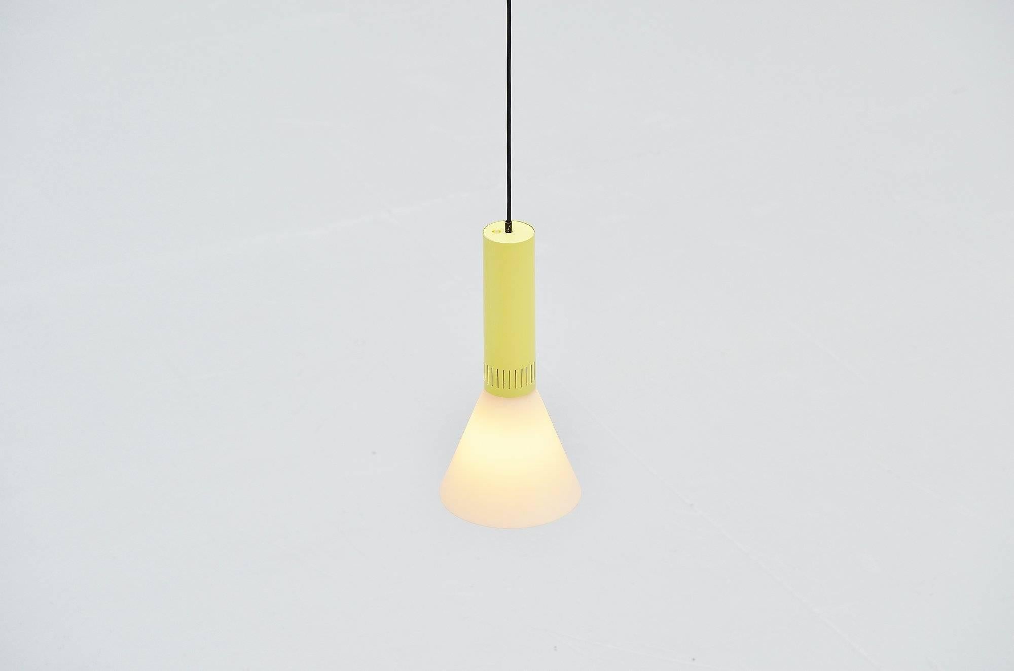 Stilnovo Pendant Lamp Model 1135, Italy 1960 In Excellent Condition For Sale In Roosendaal, Noord Brabant
