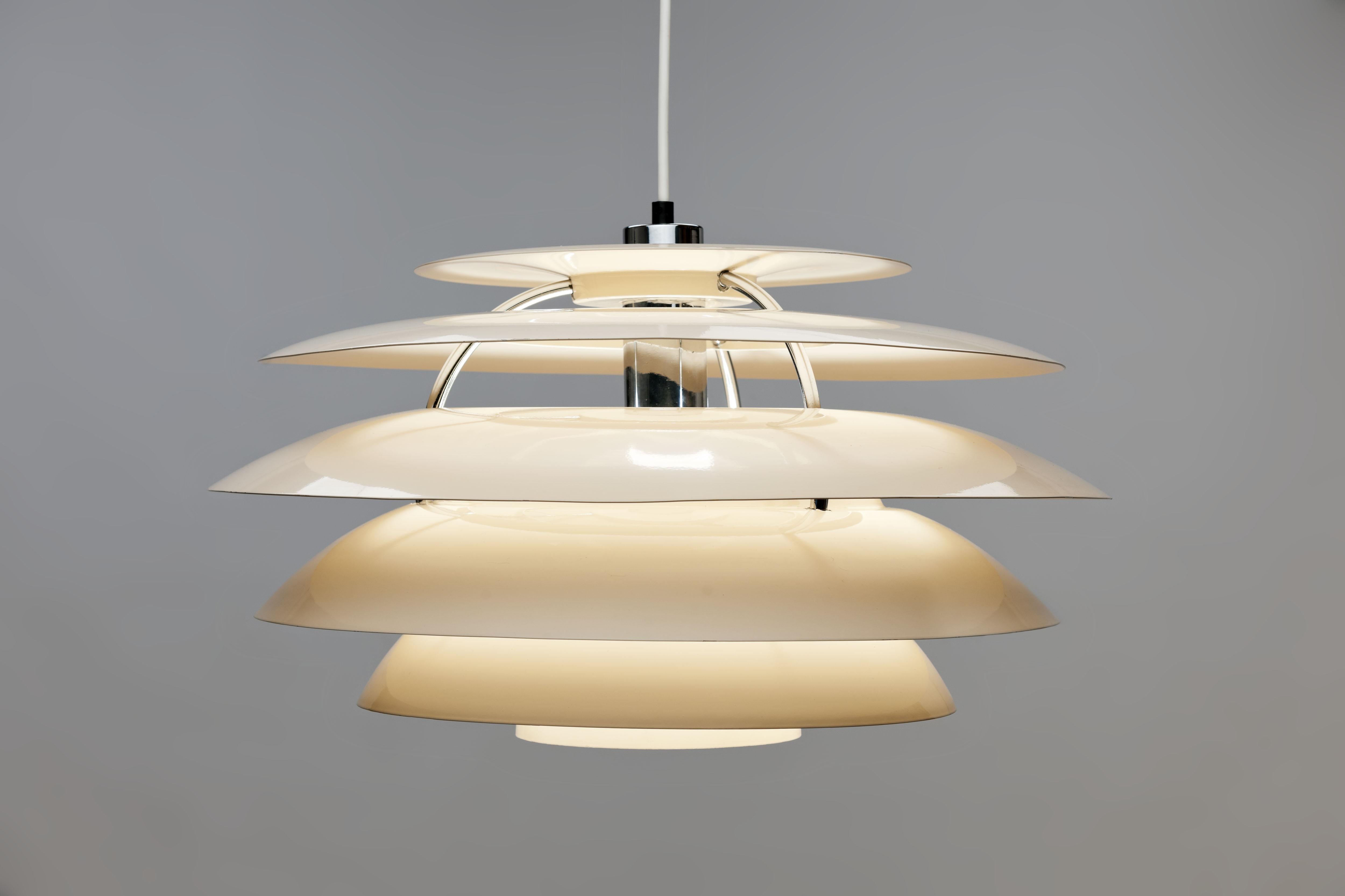 Pendant lamp model 1262 by Italian manufacturer Stilnovo from the early 1960s. Luminaire with 6 white high-gloss lacquered metal discs and chromed connections.
The fixture provides a generous amount of nice, even light, while the high-gloss lacquer
