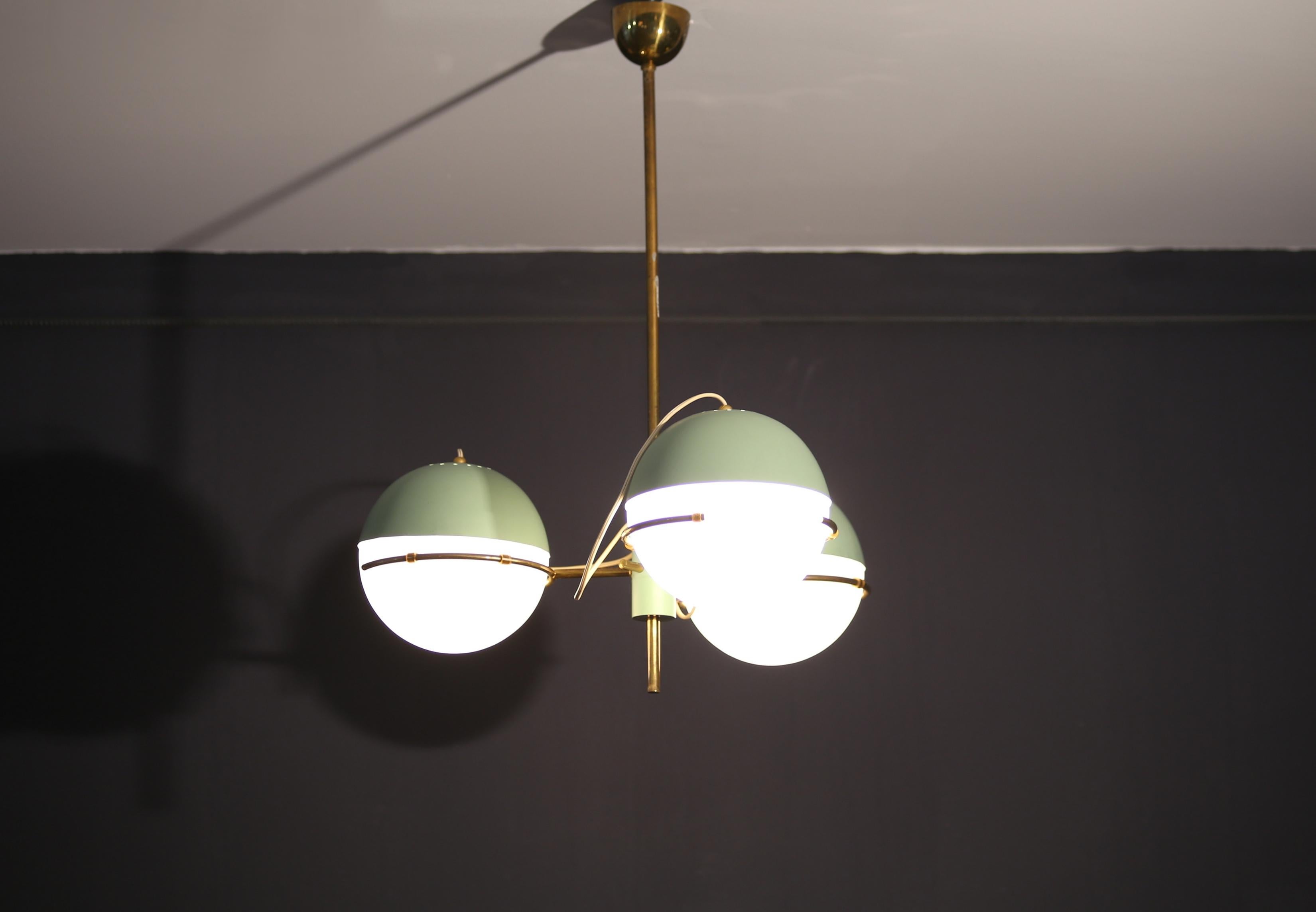 Stilnovo
Lampe suspendue à trois lumières, avec structure en laiton et diffuseurs en verre opale.
Production de Stilnovo dans les années 1950.