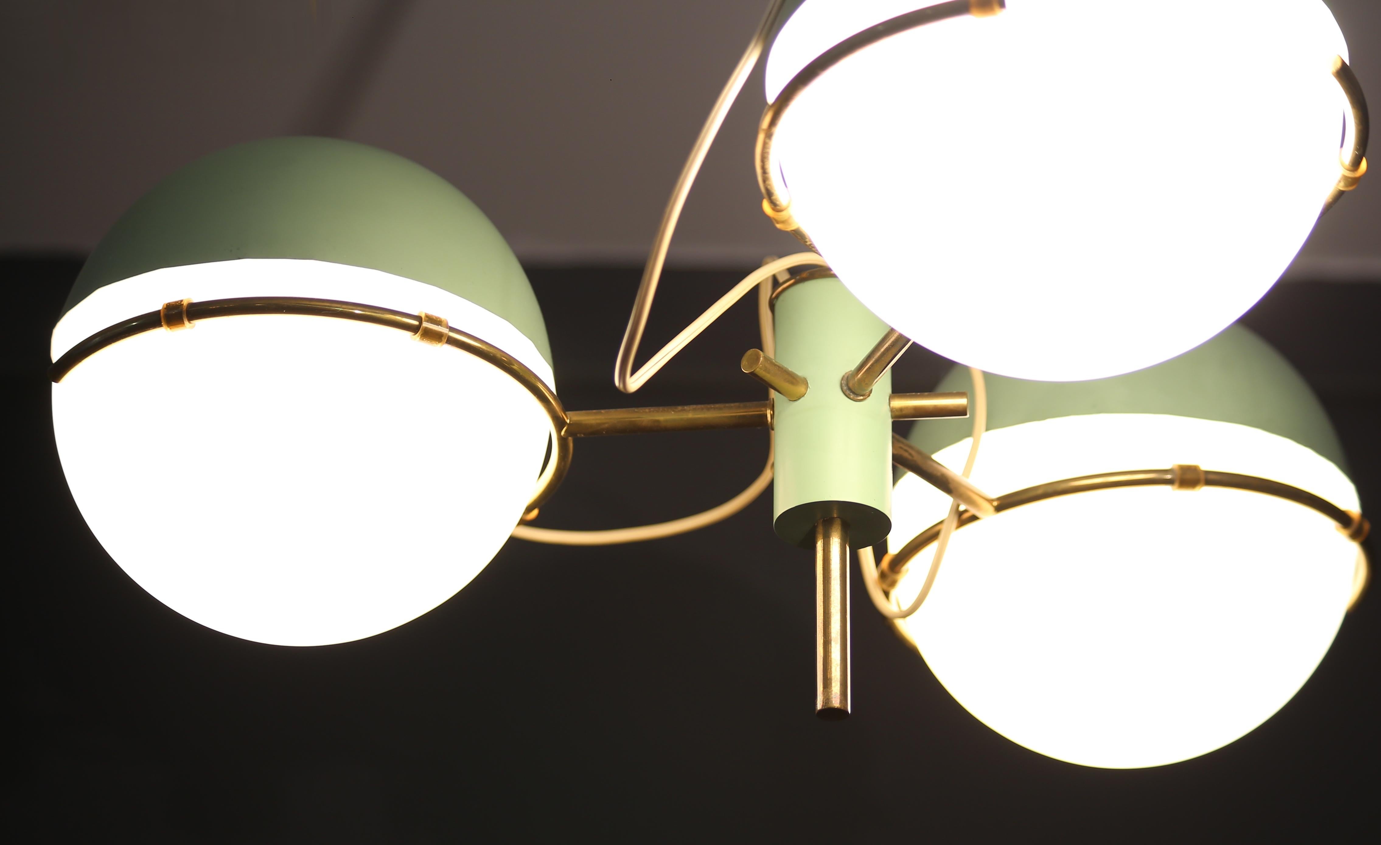 Stilnovo Pendelleuchte mit drei Lichtern aus Messing und Opalglas aus den 1950er Jahren. im Zustand „Hervorragend“ im Angebot in Vigevano, PV