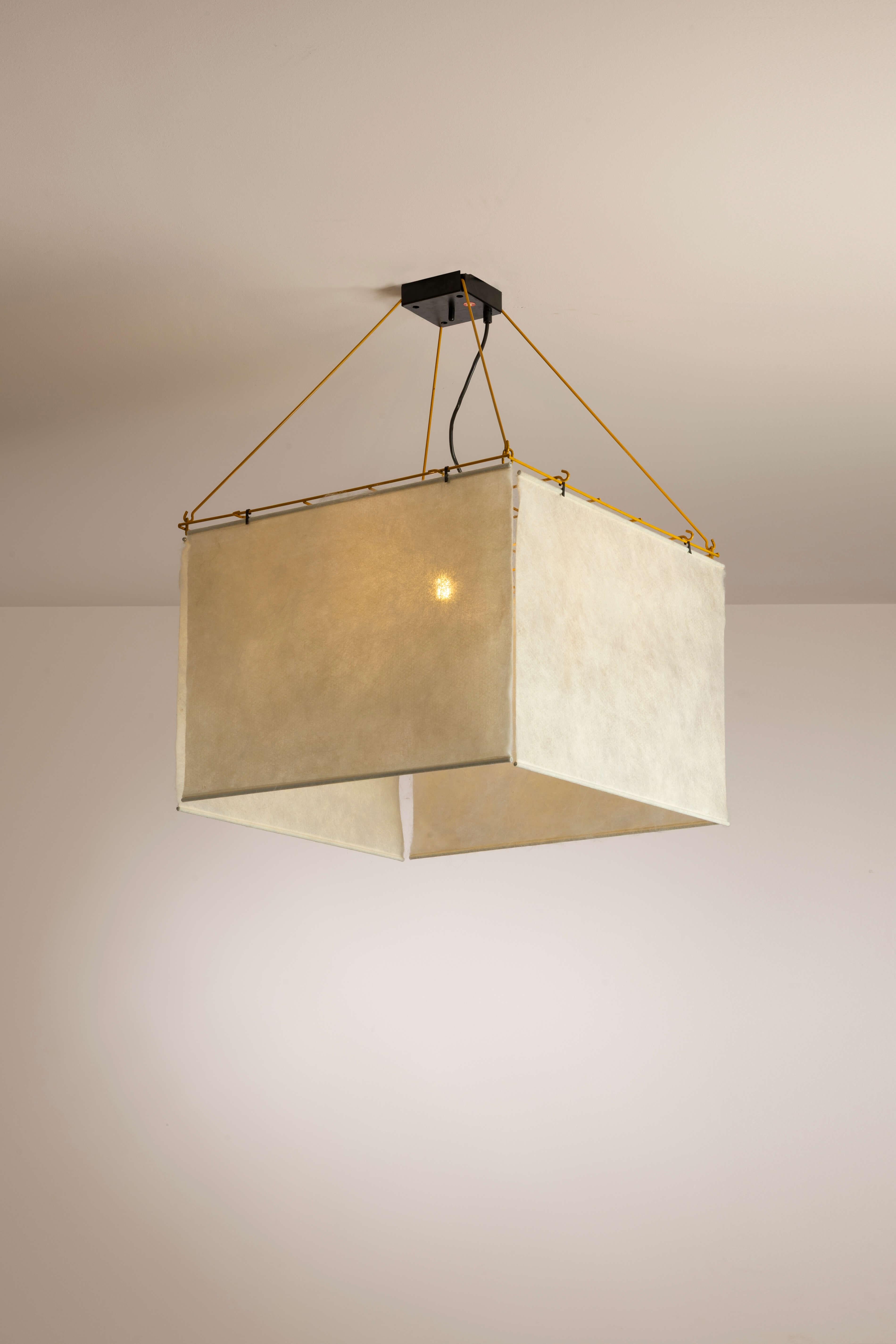 Lampada a sospensione geometrica con paralume in feltro di lana, struttura in metallo, prodotta da Stilnovo, Italia, anni '70

Una lampada affascina sempre per la sua capacità di proiettare la luce e dare forma all'atmosfera. In questo raffinato