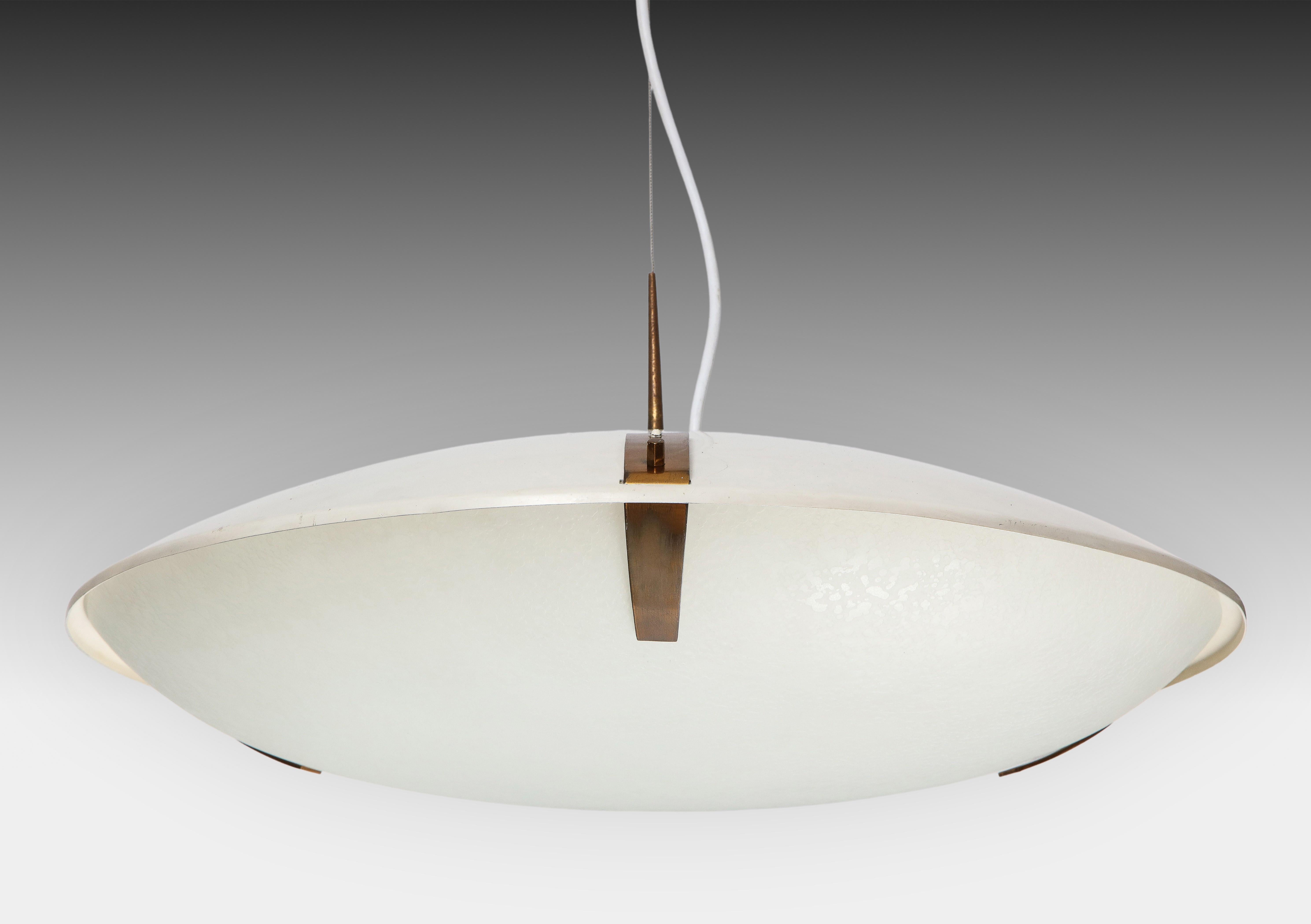 Stilnovo-Pendelleuchte Modell 1140 aus Aluminium, Messing und Glas, Italien, 1960er Jahre (Italienisch) im Angebot