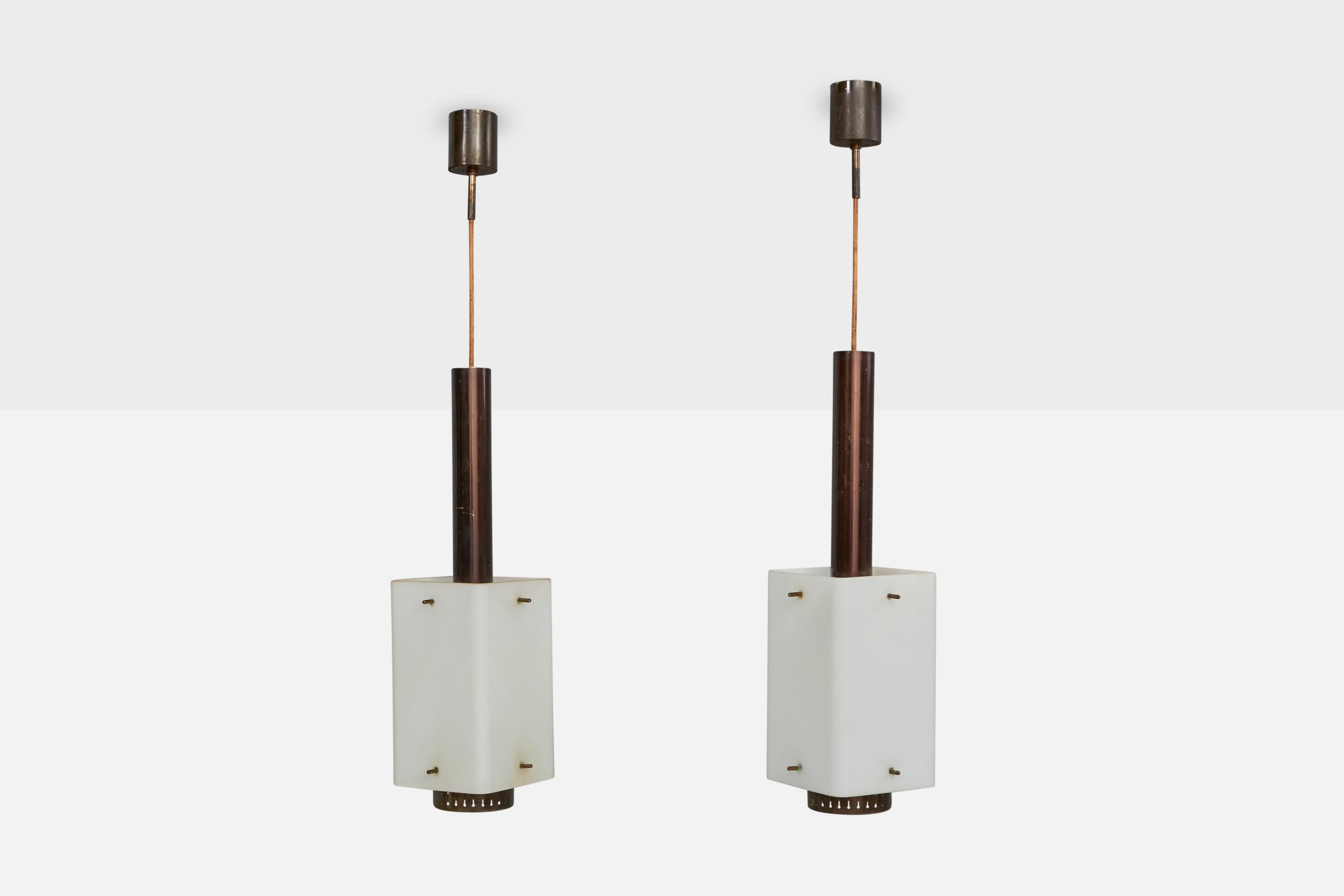 Paire de lampes suspendues en laiton, cuivre et verre opalin blanc, conçues et produites à Stil-Lighto, Italie, vers les années 1950.

Dimensions hors tout (pouces) : 33.8