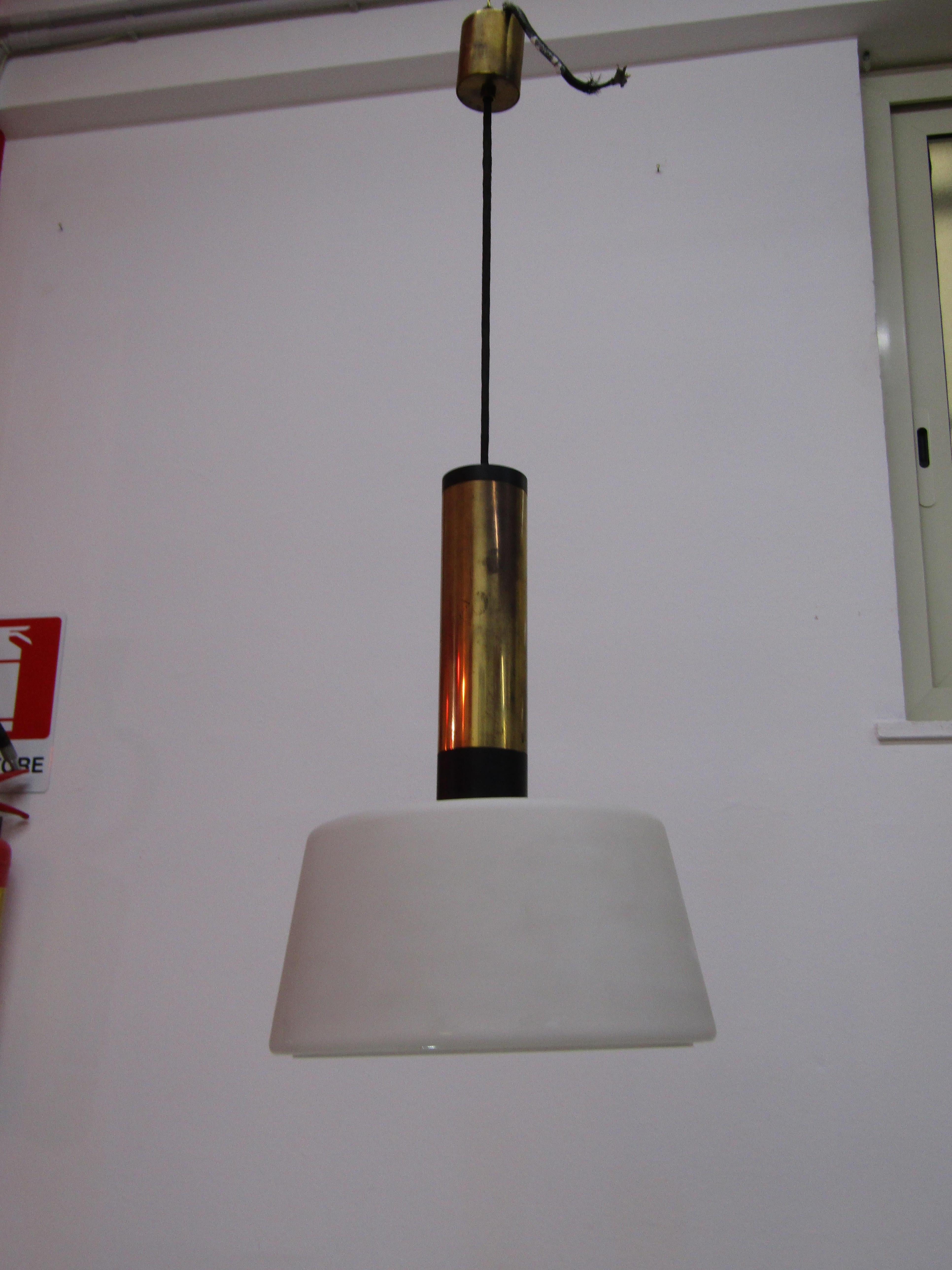 Suspension lamp made by Stilnovo in Italy with a brass structure and  midcentury For Sale 8