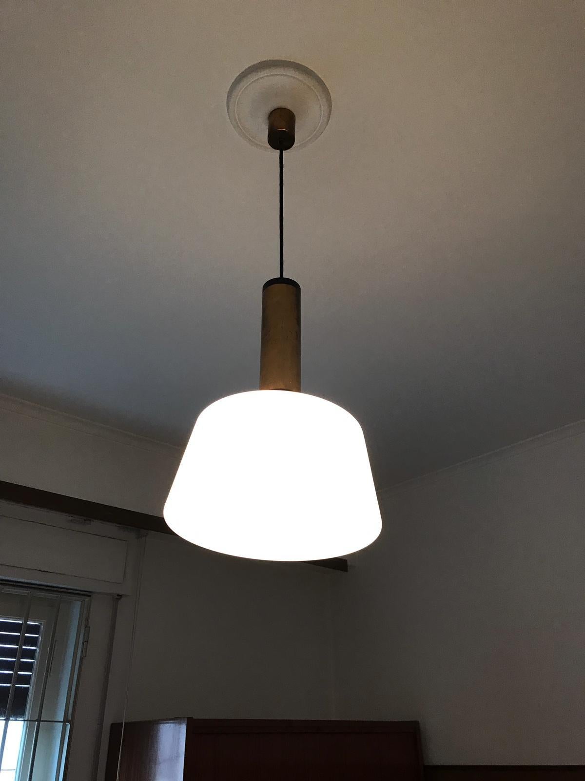 Mid-Century Modern Suspension lamp made by Stilnovo in Italy with a brass structure and  midcentury For Sale