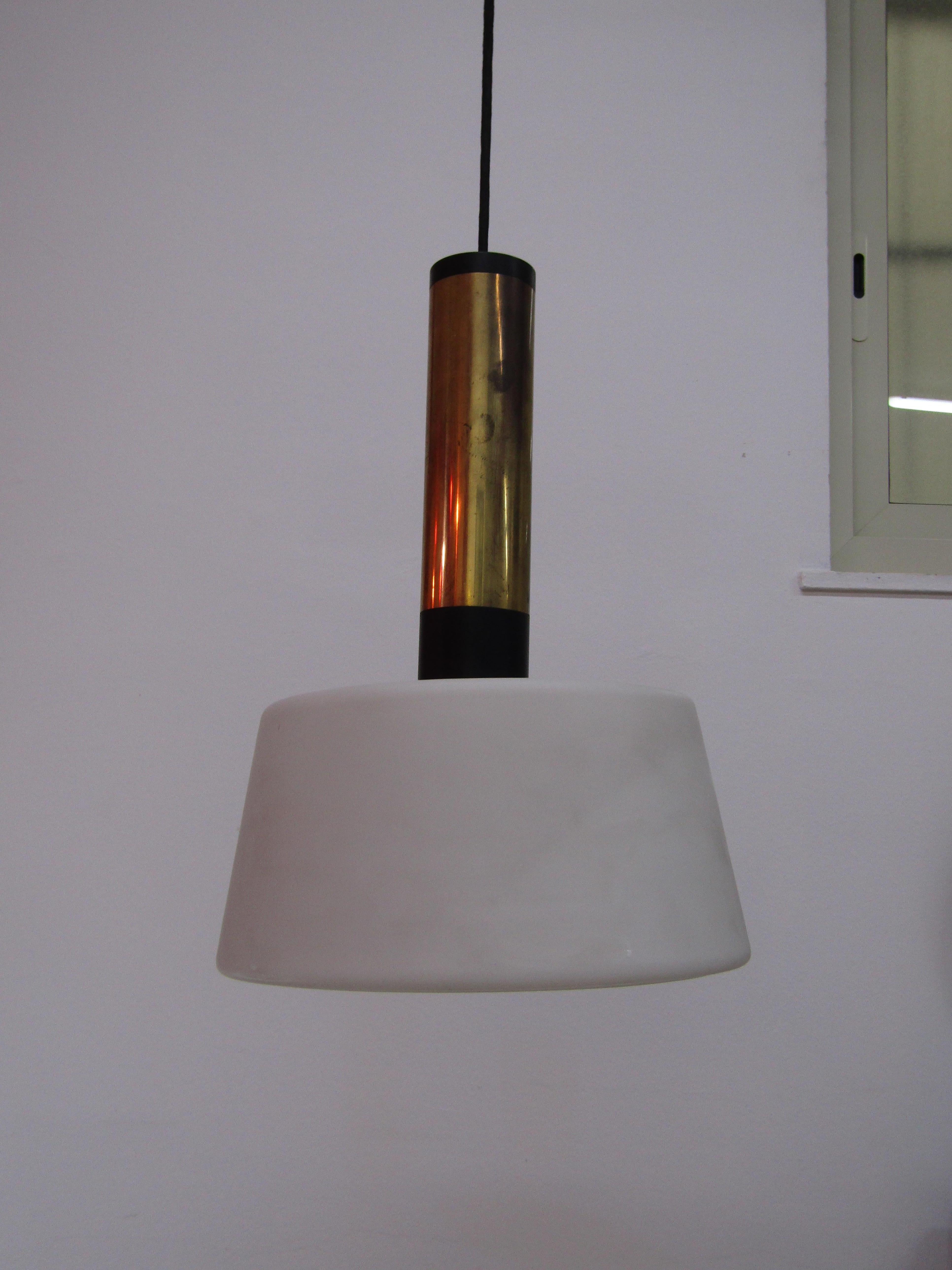 Suspension lamp made by Stilnovo in Italy with a brass structure and  midcentury For Sale 1