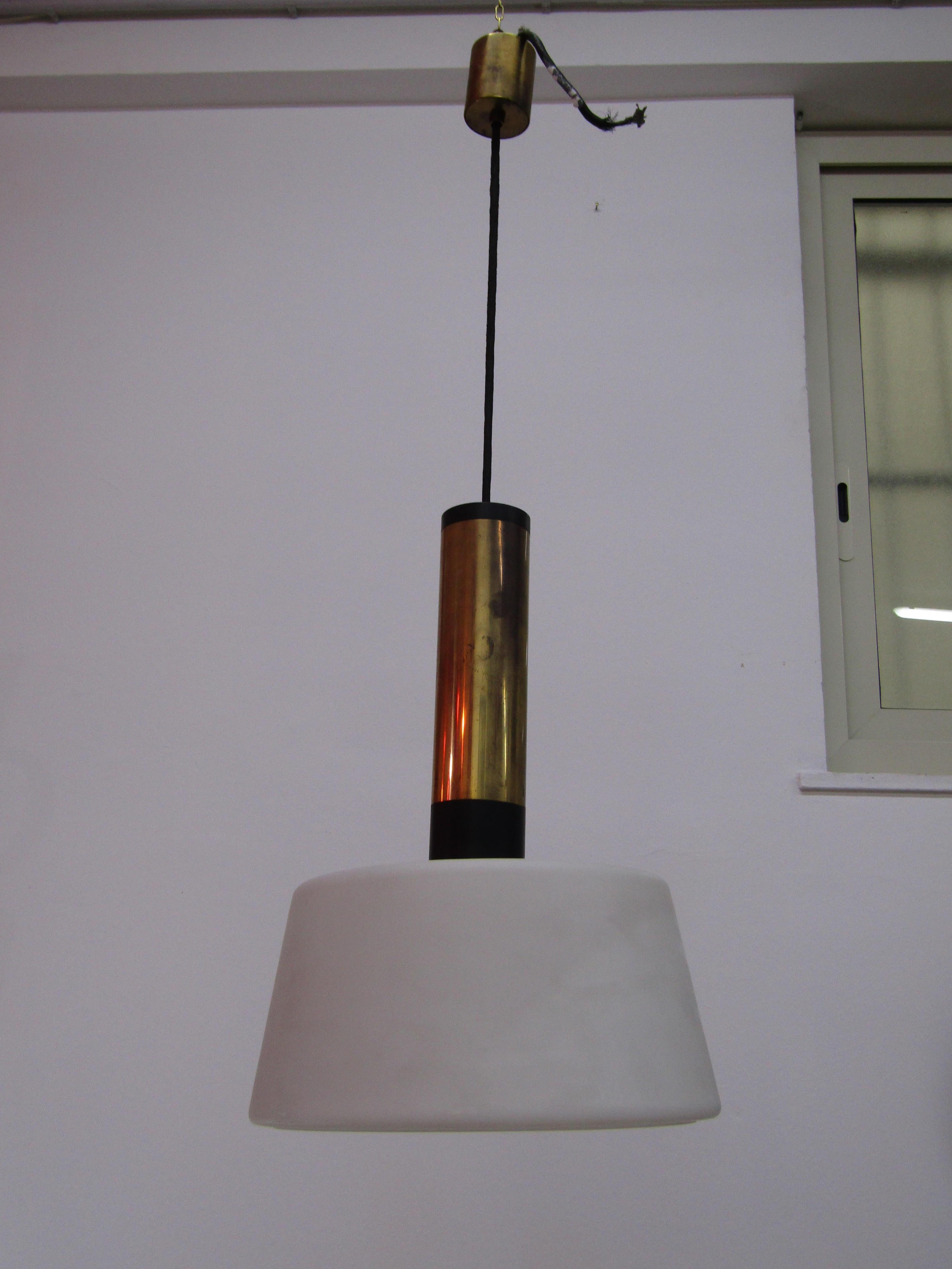 Suspension lamp made by Stilnovo in Italy with a brass structure and  midcentury For Sale 2