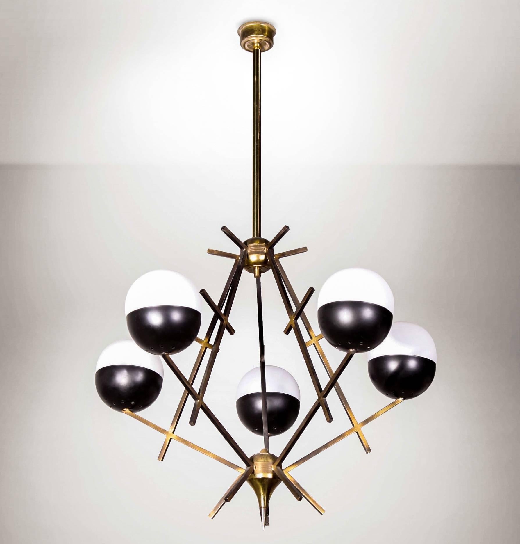 Original production Stilnovo mid-1950s suspension light with architectural lacquered brass structured frame and five aluminium black painted cups each holding opaline glass diffusers. Made in Milan, Italy. 

Wired and tested in the UK.