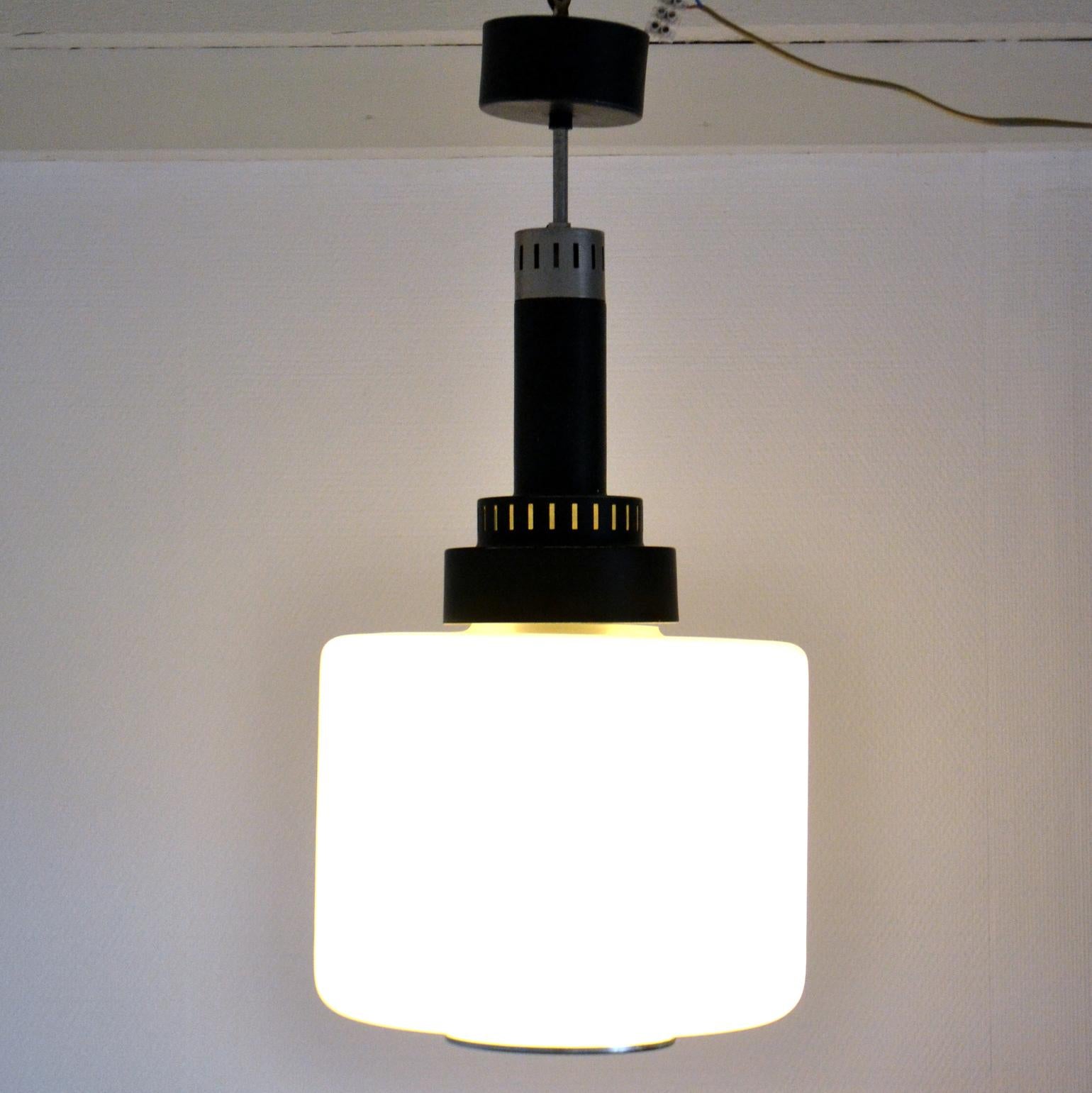 Mid-Century Modern Lampe à suspension Stilnovo avec verre opalin, années 1960 en vente