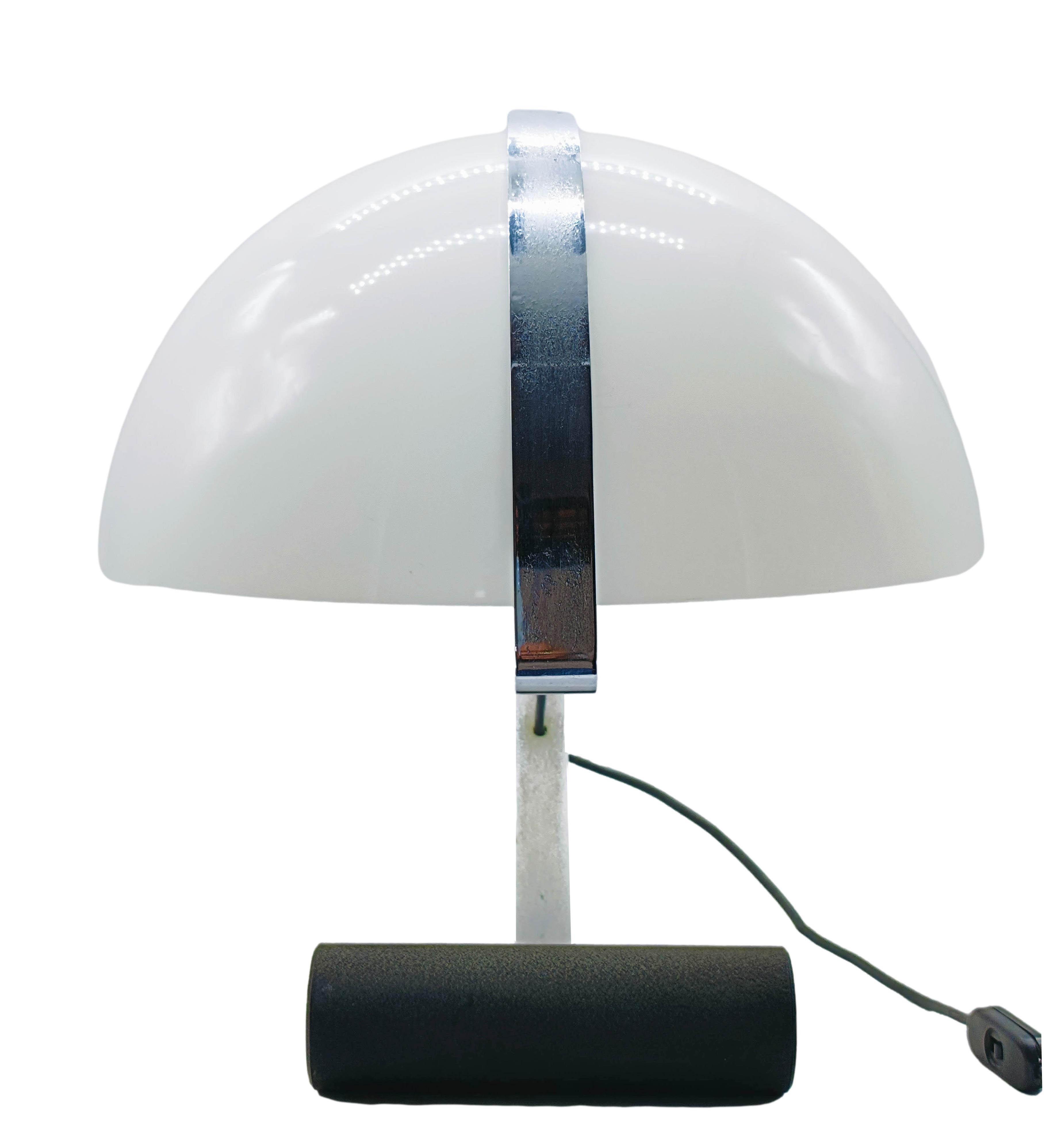 Lampada da tavolo Space Age in metallo cromato e metacrilato bianco di Stilnovo per Artimeta. Italia 1970 nello stile di  Joe Colombo, Arteluce, Arredoluce, Lumi, Luci, Rggiani, Sciolari, Werner Pantone, Luigi Colani, Raak, Angelo Lelii, Angelo