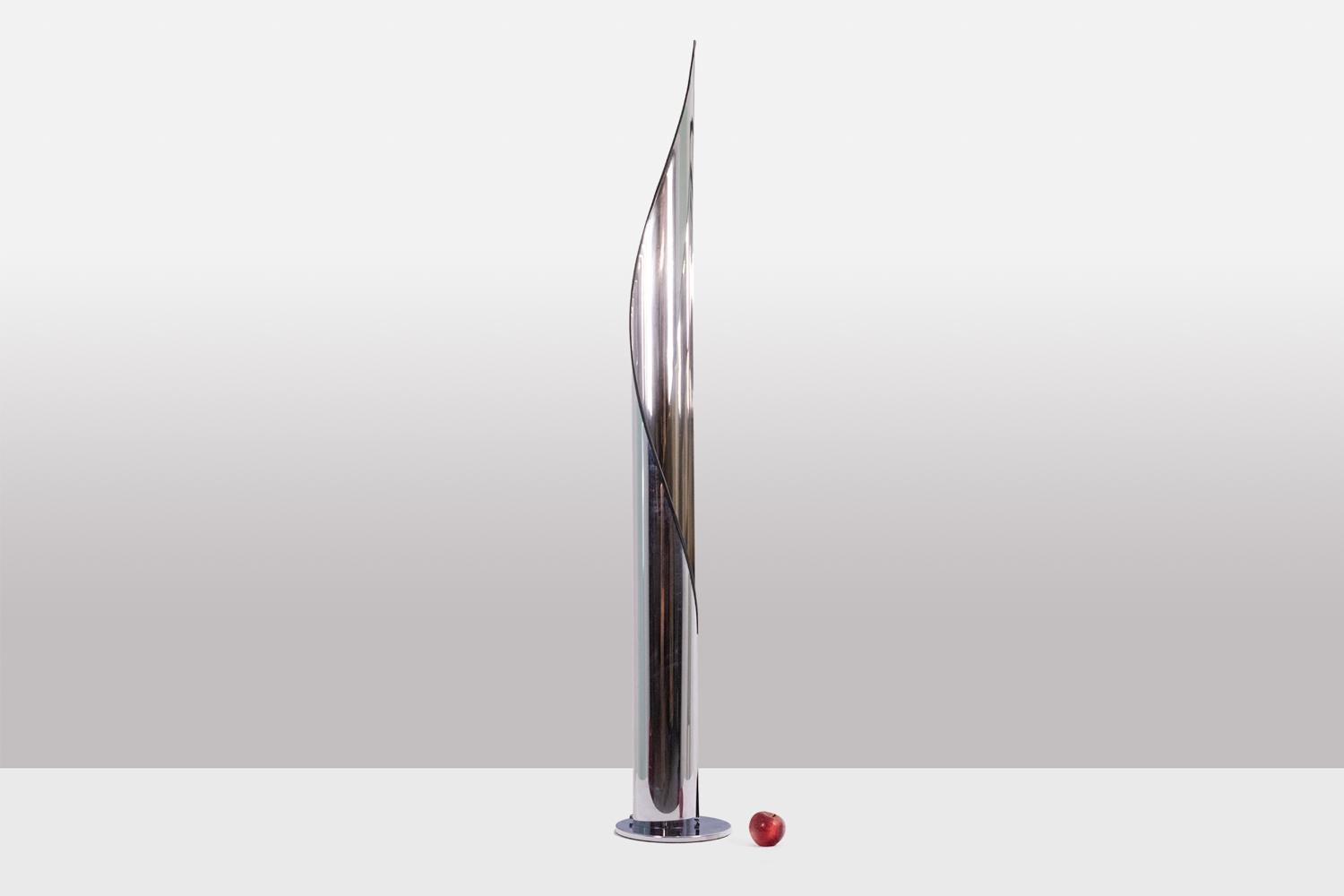Stilnovo, in the style of.

Floor lamp in polished stainless steel.

Made in the 1970s.

Dimensions : H 152,5 x D 21 cm

Reference : LS5913589A