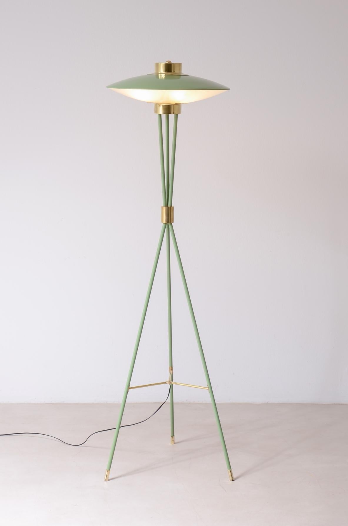 Stilnovo, seltene Stehlampe aus hellgrün lackiertem Metall (Moderne der Mitte des Jahrhunderts) im Angebot