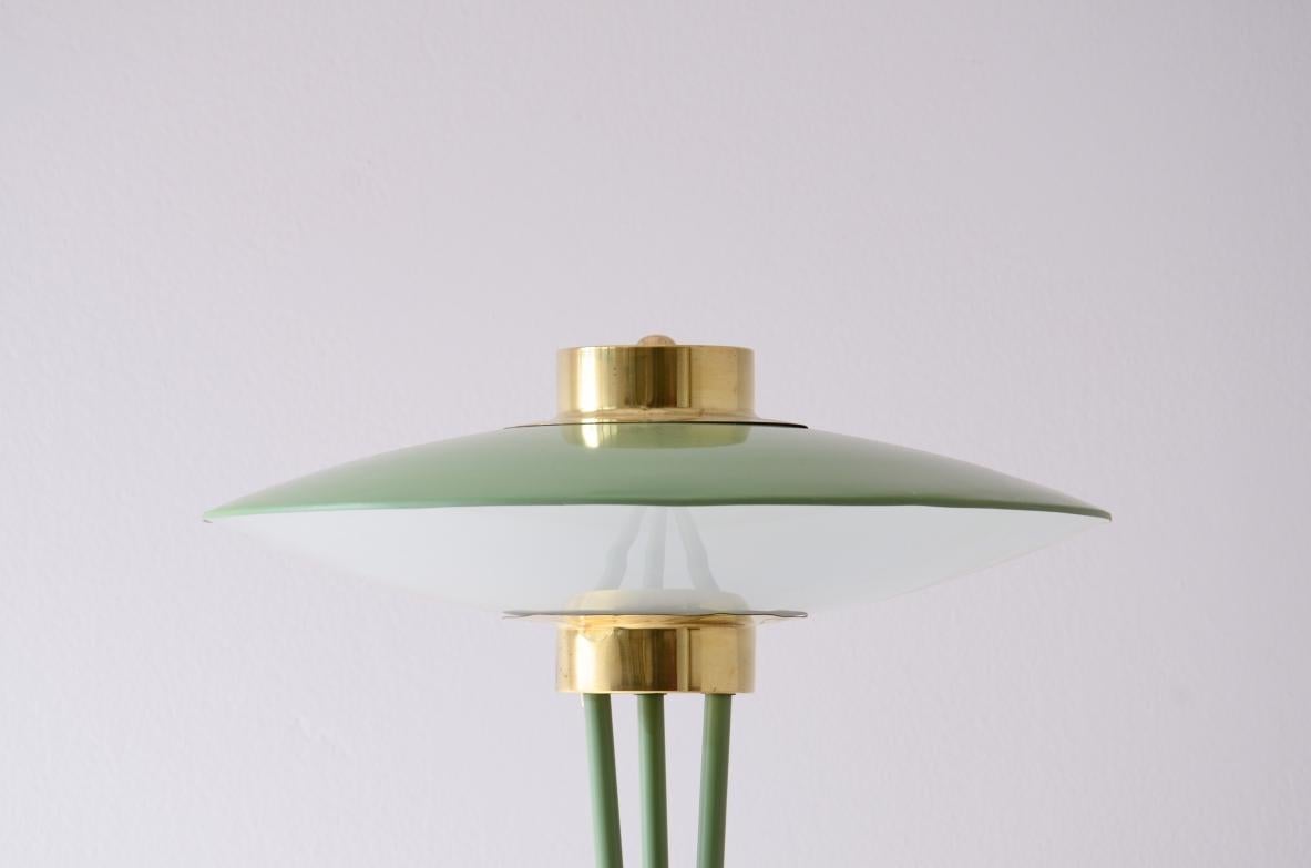 Stilnovo, seltene Stehlampe aus hellgrün lackiertem Metall im Zustand „Hervorragend“ im Angebot in Milano, IT