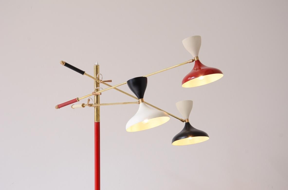 Stilnovo Milano

Rara lampada con stelo in ottone colorato e tre bracci con paralumi sagomati a doppio cono.

Prodotto intorno al 1950.