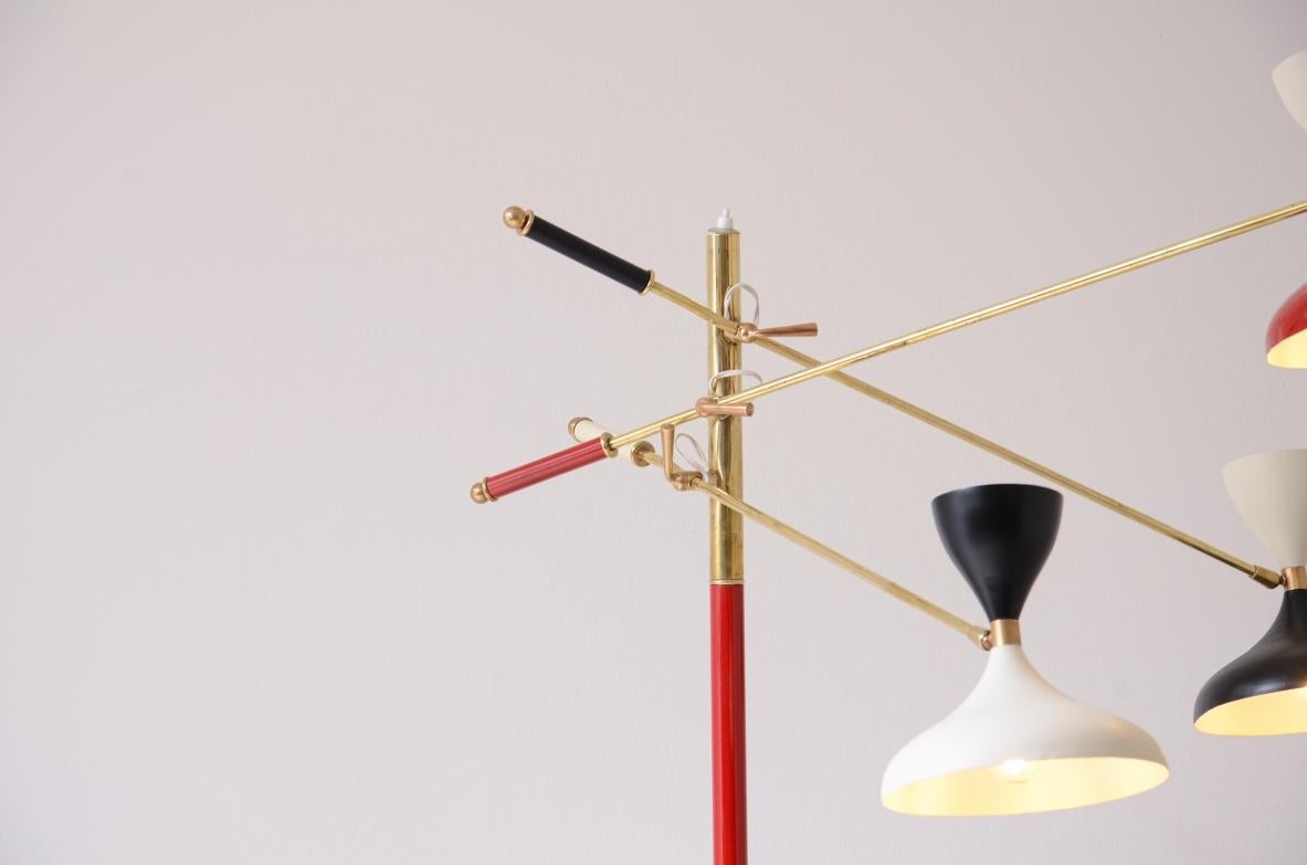 Mid-Century moderno Lampada rara dello Stilnovo con stelo in ottone colorato e tre bracci in vendita