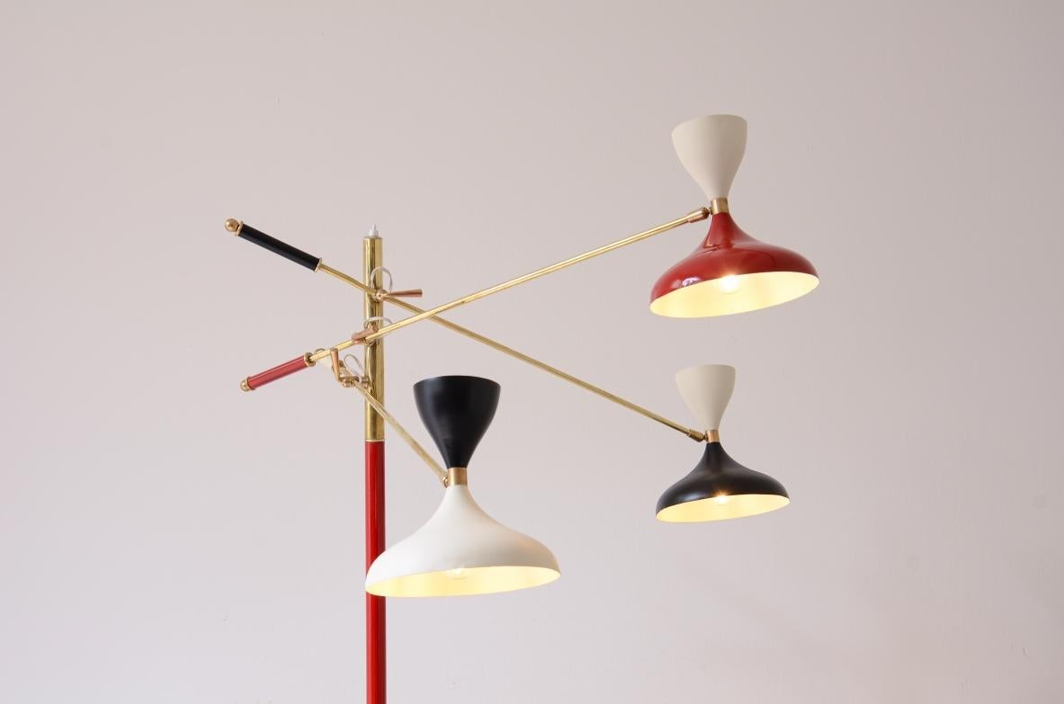Italiano Lampada rara dello Stilnovo con stelo in ottone colorato e tre bracci in vendita