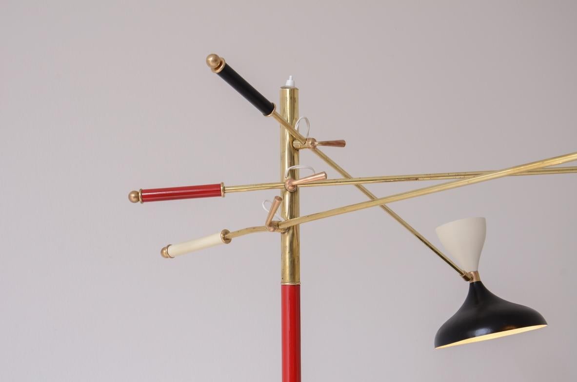 Lampada rara dello Stilnovo con stelo in ottone colorato e tre bracci In condizioni ottime in vendita a Milano, IT