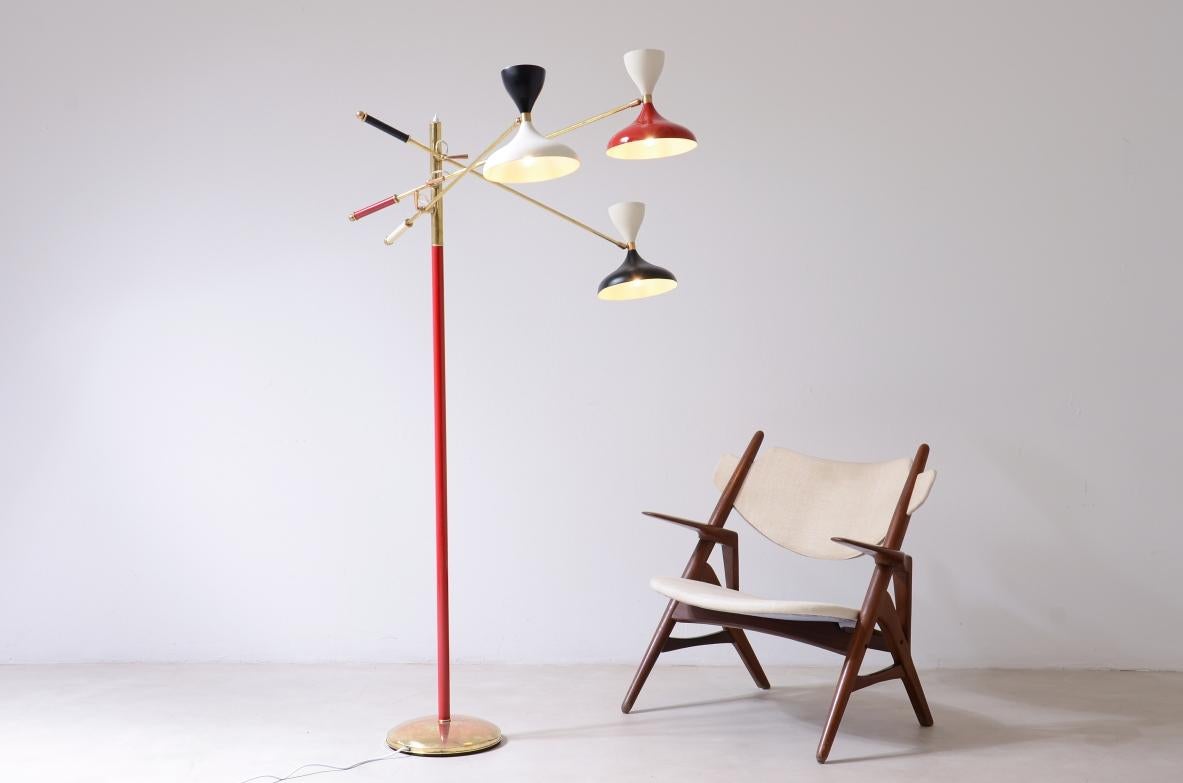 XX secolo Lampada rara dello Stilnovo con stelo in ottone colorato e tre bracci in vendita