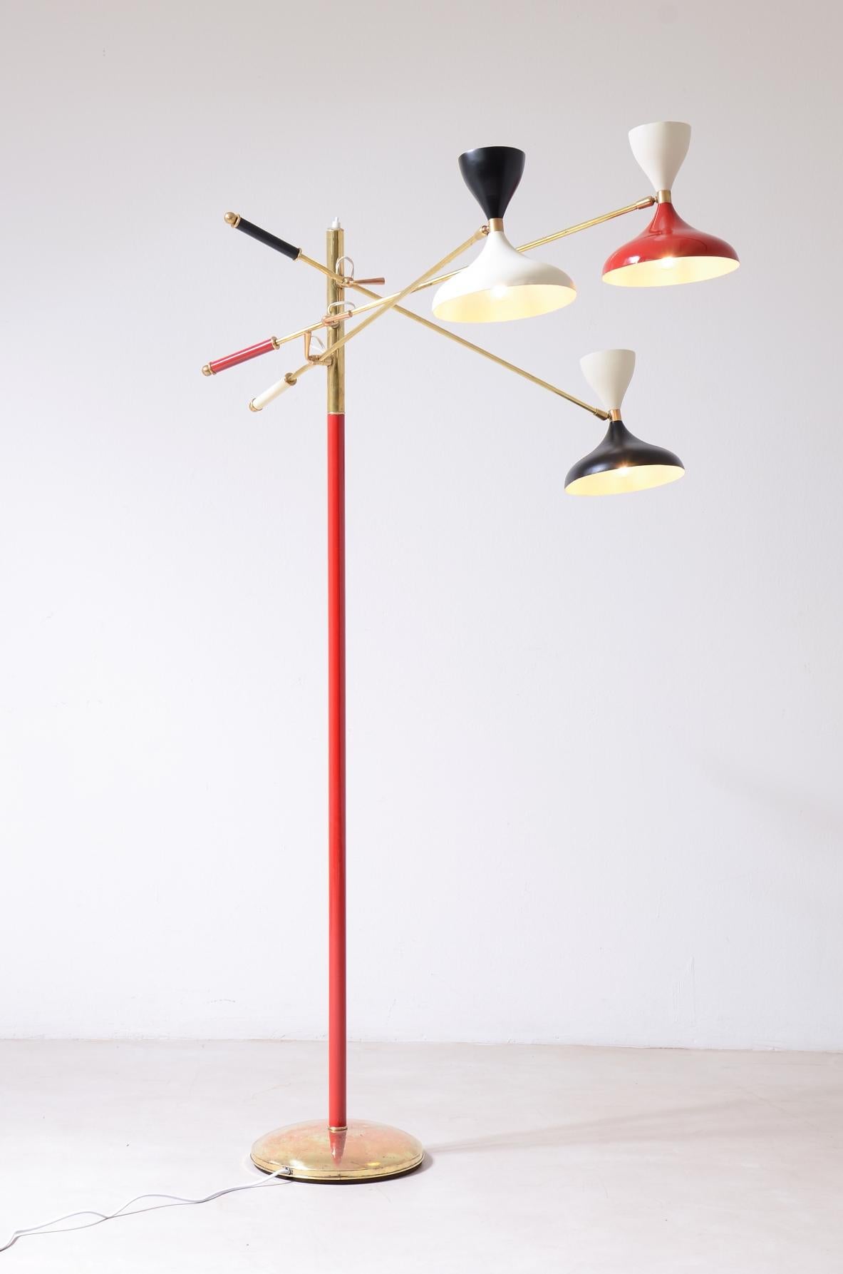 Ottone Lampada rara dello Stilnovo con stelo in ottone colorato e tre bracci in vendita
