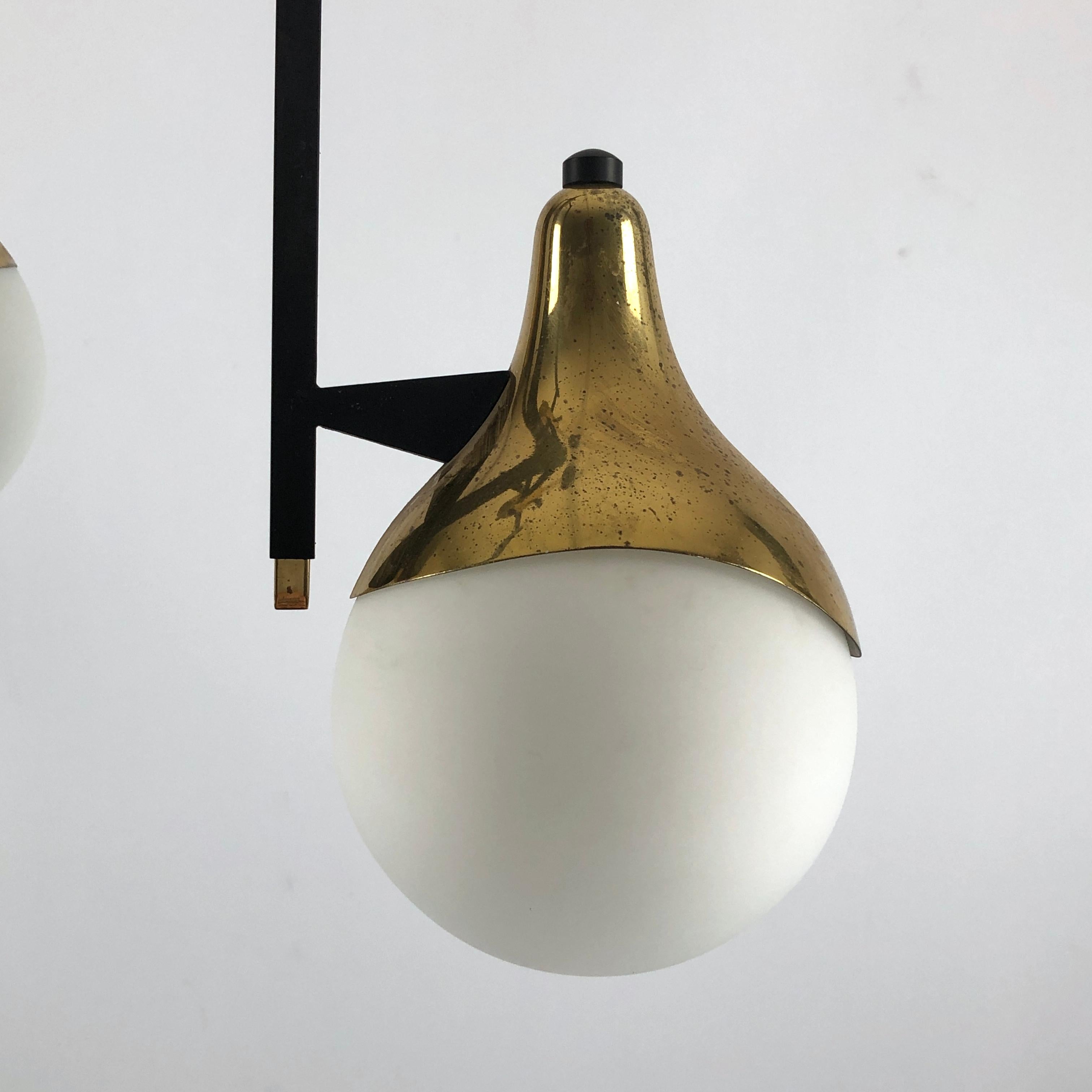 Great manufacture for this three arms chandelier made from brass, opaline glass and lacquer. Produced by the famous Stilnovo during the 50s. Very good vintage condition with original patina on the brass. Glasses with no cracks or chips.