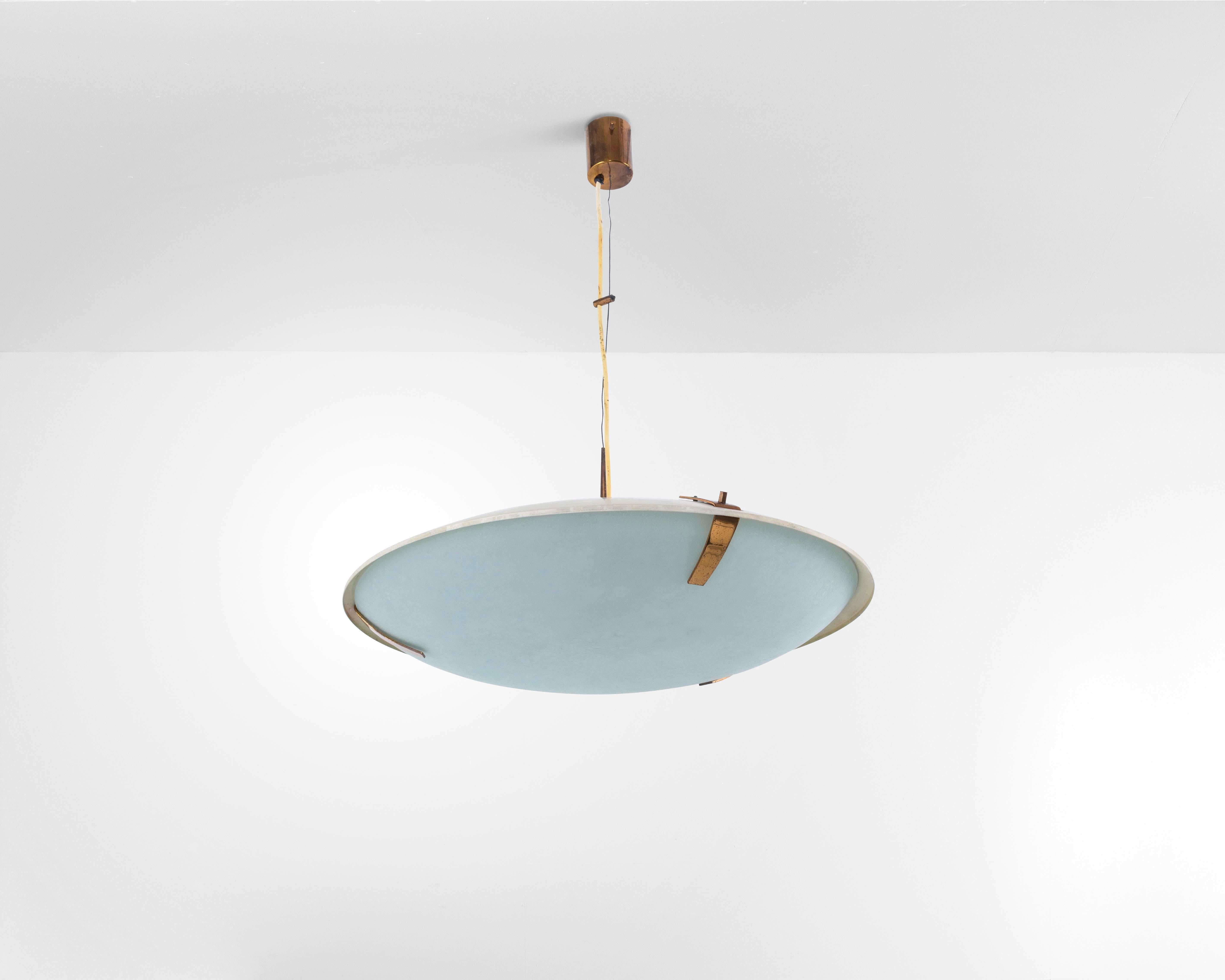 This suspension lamp created by Stilnovo is a rare model that is very decorative and impactful, with a captivating disc shape and capable of having an aesthetic value to highlight the elements in the room by bringing curved and gentle lines. The
