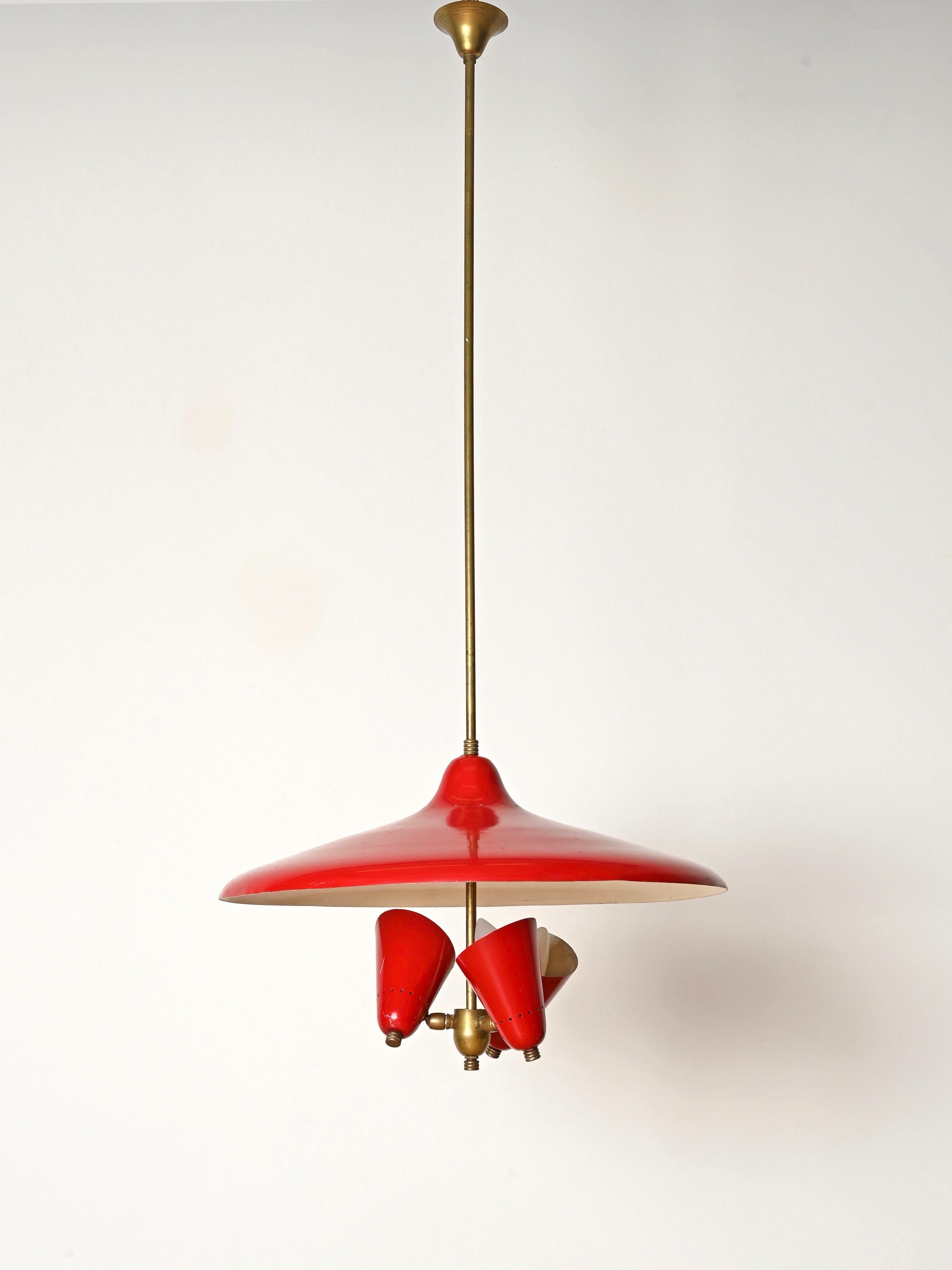 Mid-Century Modern Lustre italien à 3 lumières en métal émaillé rouge et laiton, années 1950 en vente