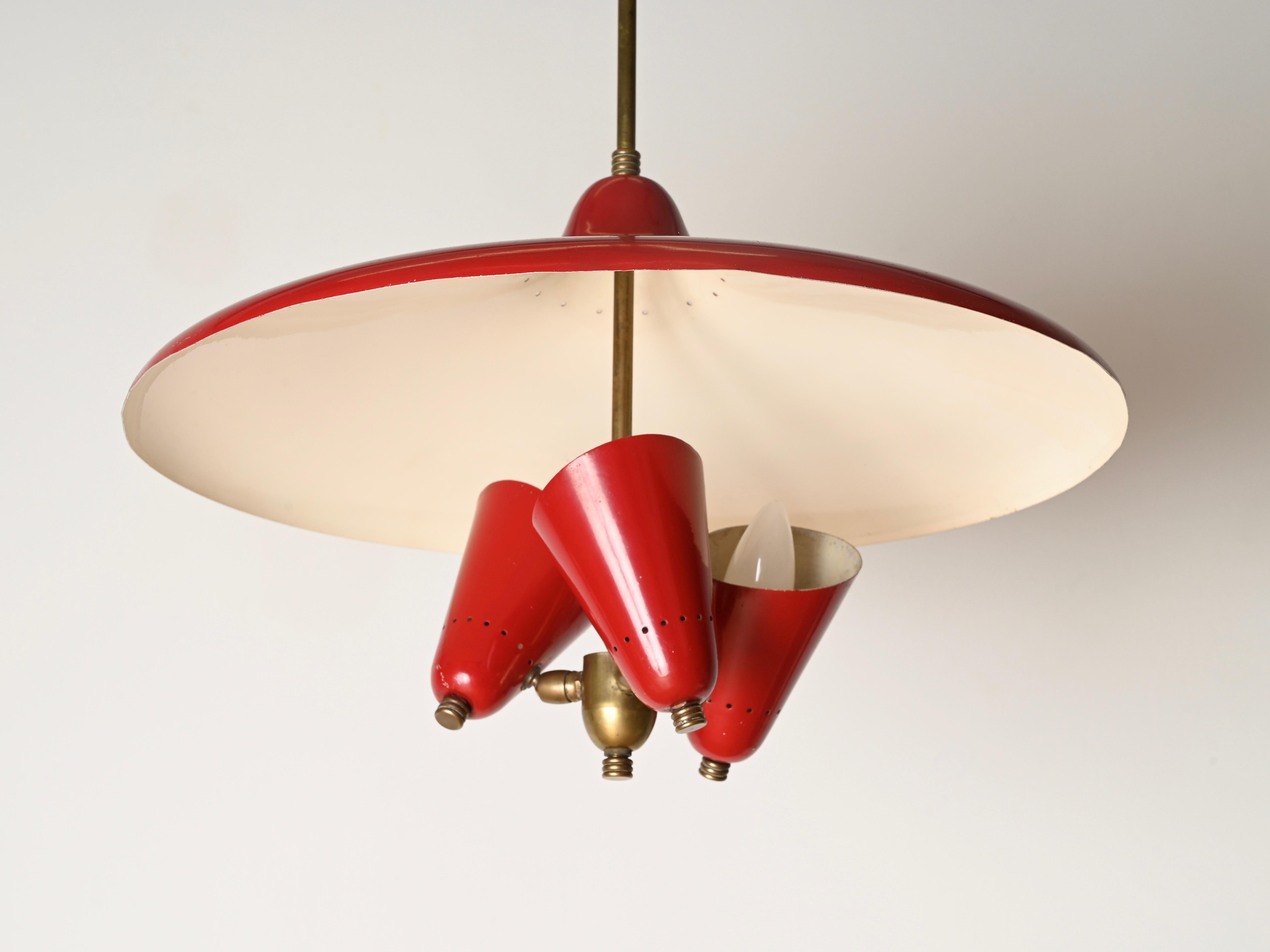20ième siècle Lustre italien à 3 lumières en métal émaillé rouge et laiton, années 1950 en vente