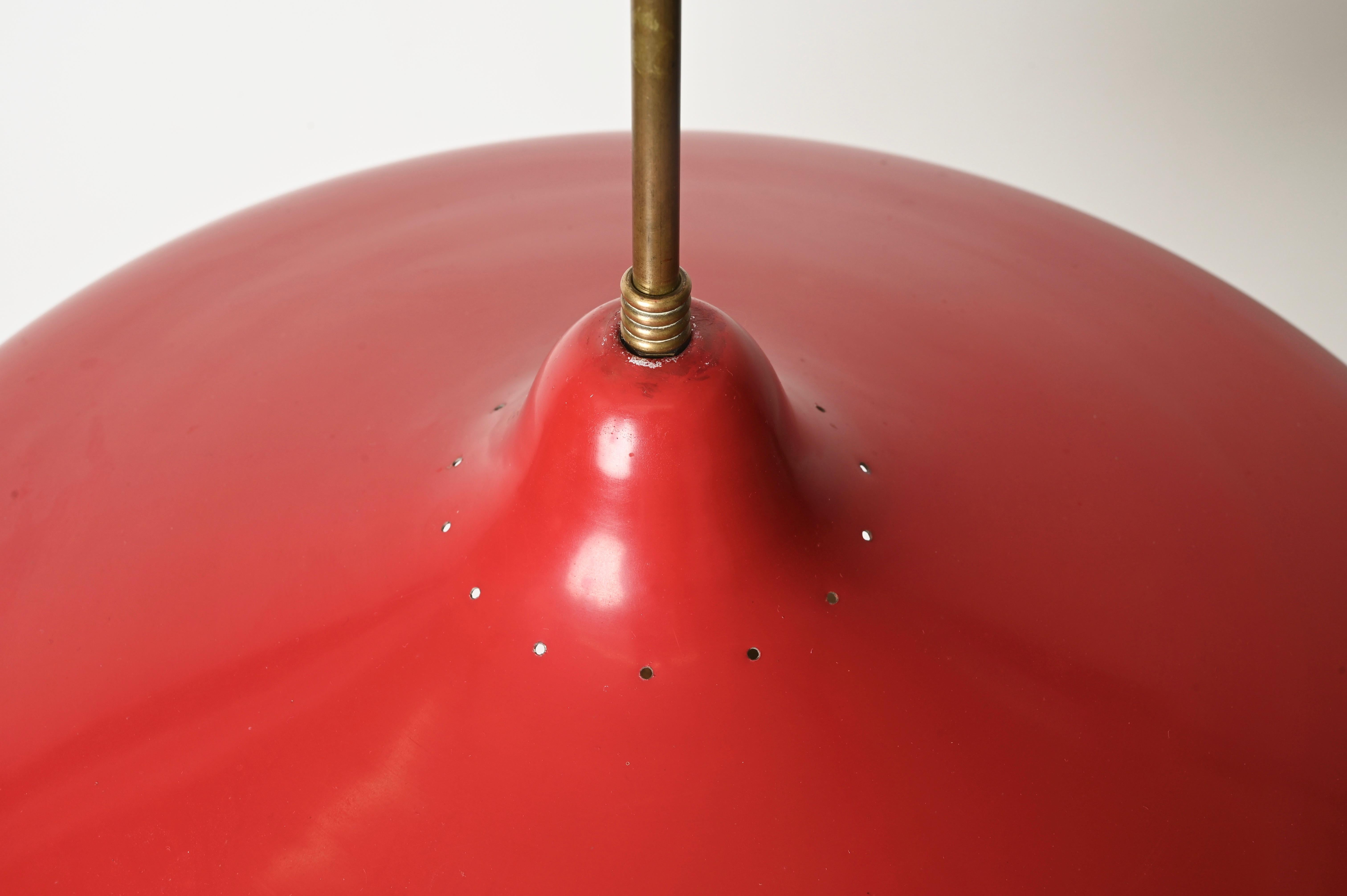 Lustre italien à 3 lumières en métal émaillé rouge et laiton, années 1950 en vente 2