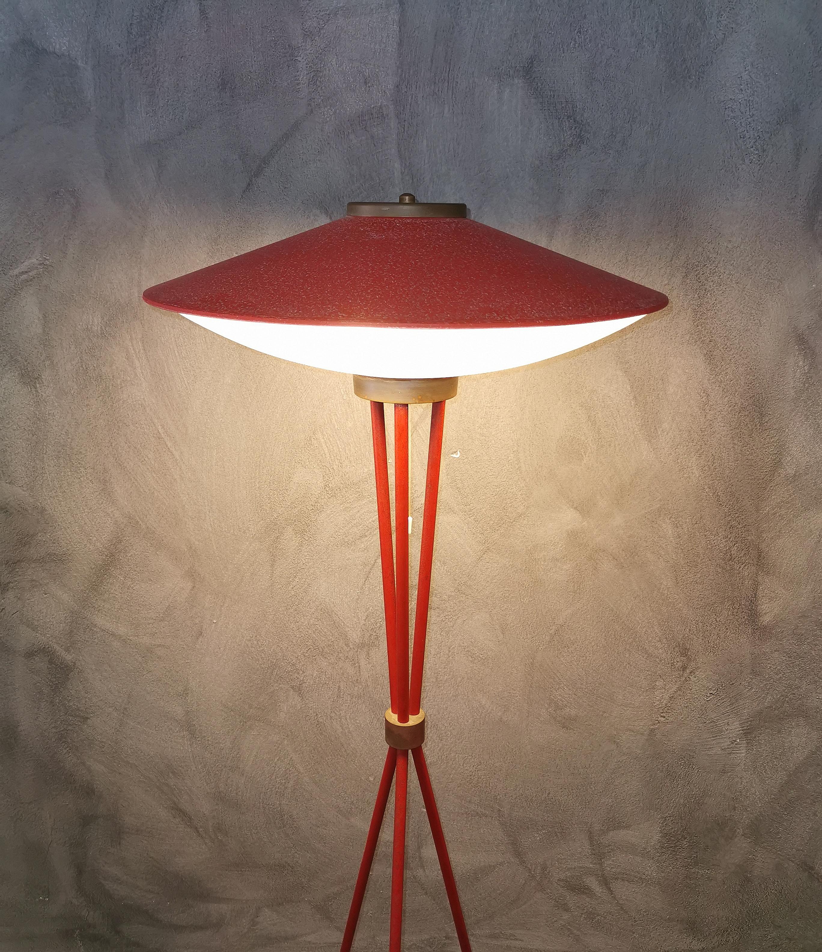 Rare and unique 3-light tripod floor lamp designed and produced by Stilnovo in 1955, diffuser formed by a lower part in satin glass and an upper part in red lacquered aluminum with definitions in brass and feet in red lacquered metal. Italian design.