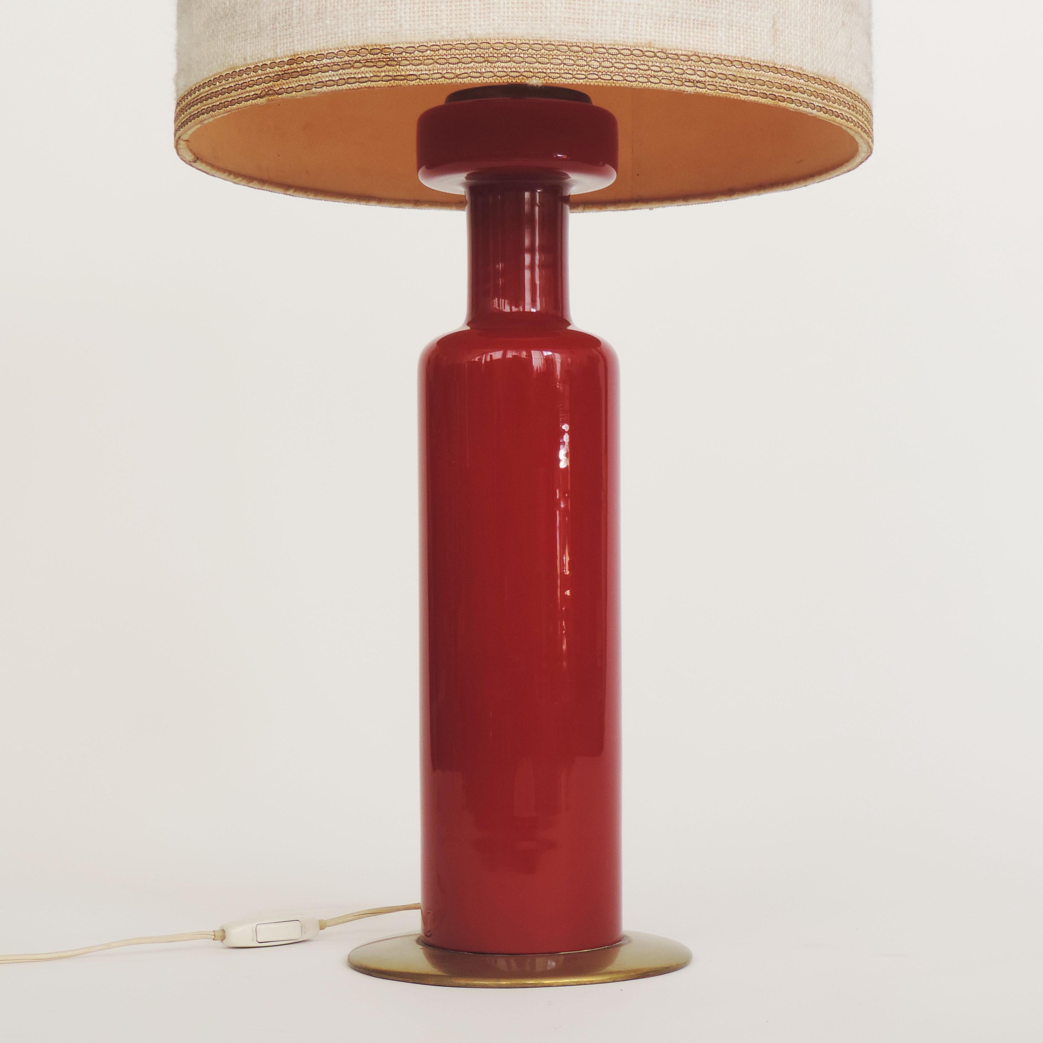 Lampe de table Stilnovo en verre rouge et laiton, Italie, années 1950.
Étiquette originale de Stilnovo.