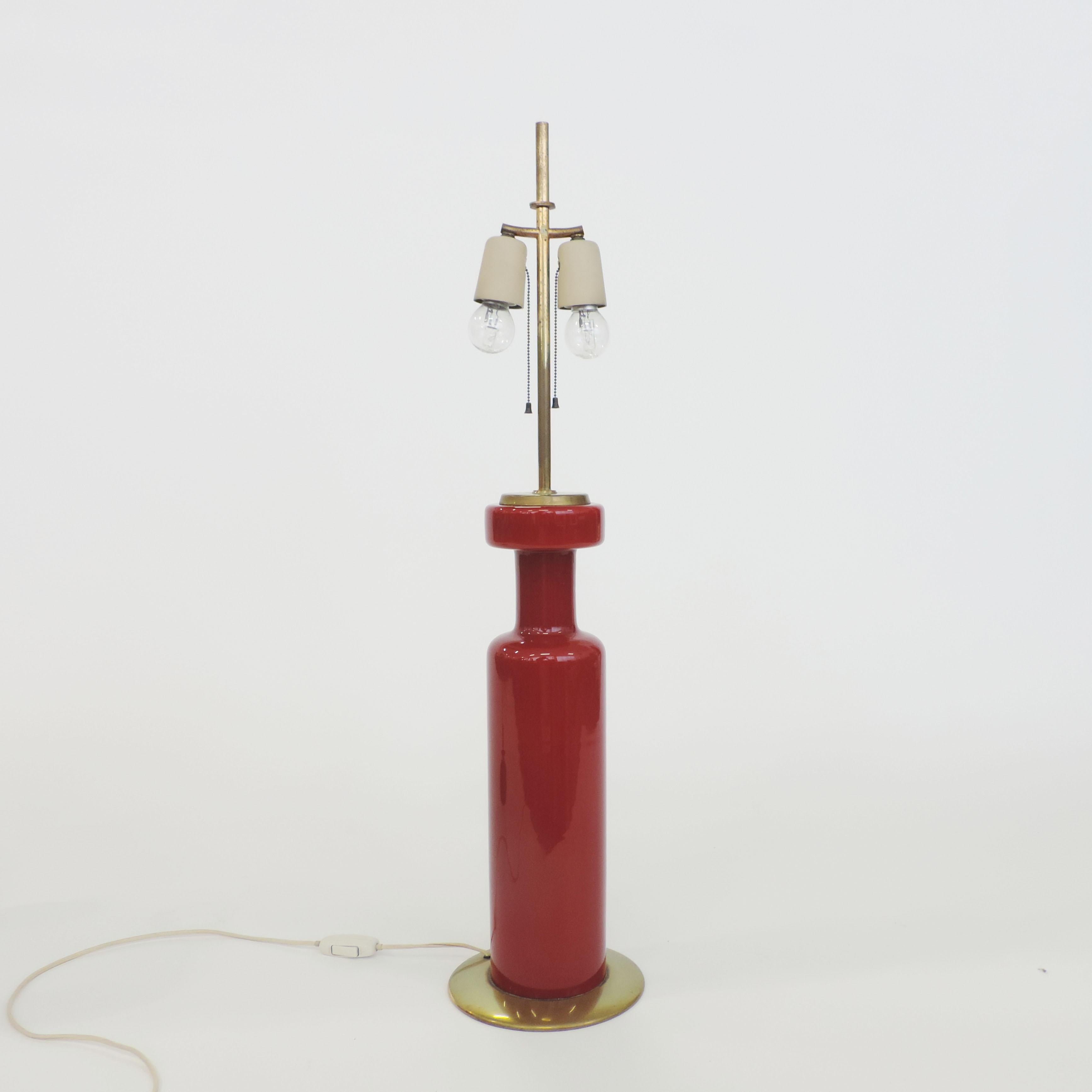 Mid-Century Modern Stilnovo Red Glass and Brass Table Lamp, Italy, 1950s For Sale