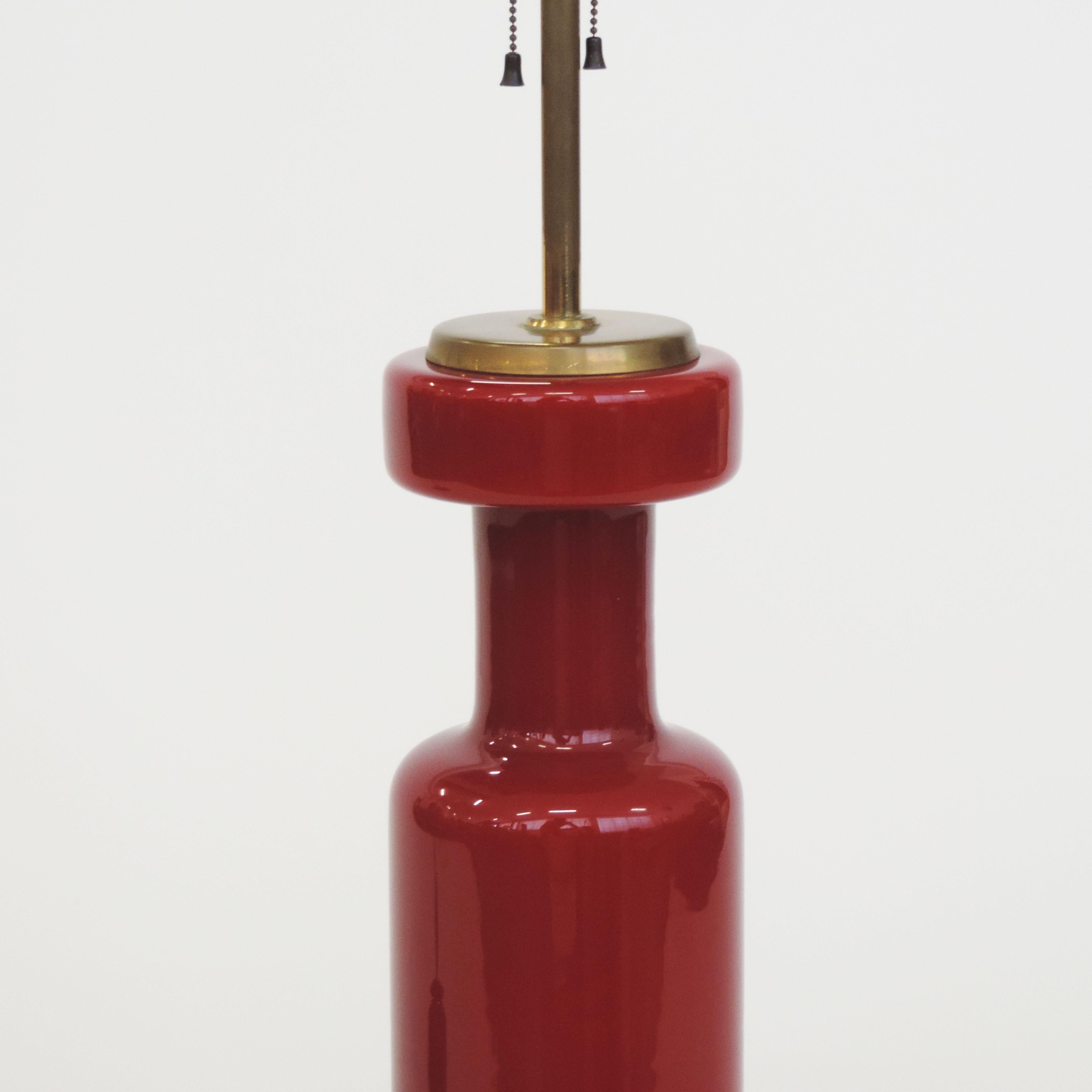 Stilnovo-Tischlampe aus rotem Glas und Messing, Italien, 1950er Jahre (Italienisch) im Angebot