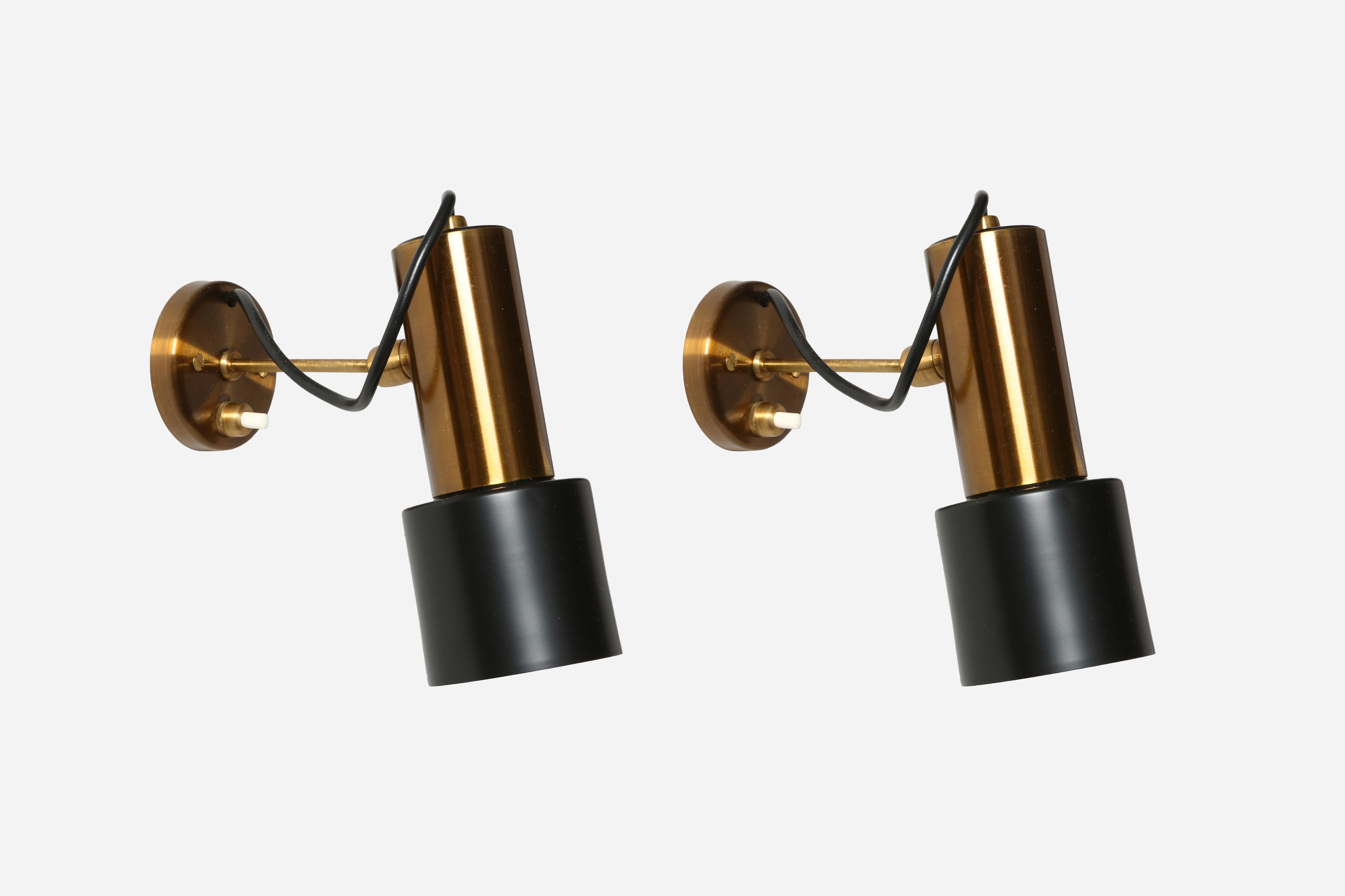 Applique Stilnovo in ottone.
Disegnato e realizzato in Italia, anni '60
Ottone, ottone smaltato.
Ciascuna lampadina a candelabro.
Il prezzo si intende per 1 applique.
Sono disponibili 8 applique.
Ricablaggio USA GRATUITO su richiesta.
Spedizione