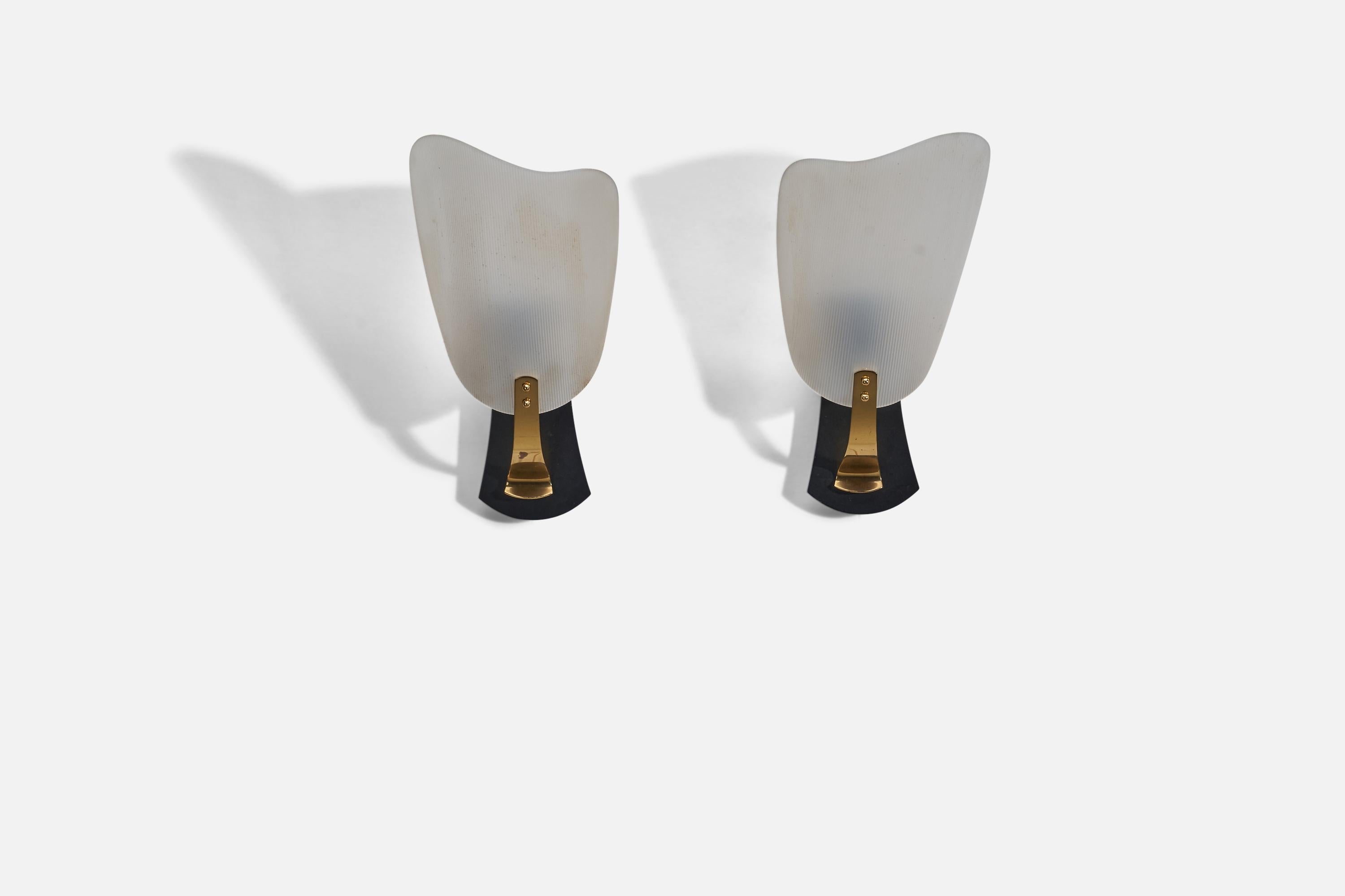 A pair of brass, acrylic and black lacquered metal sconces designed and produced by Stilnovo, Italy, 1960s.

Dimensions of Back Plate (inches) : 5.12 x 3.18 x 0.64 (Height x Width x Depth)

Sockets take standard E-26 medium base bulbs.

There