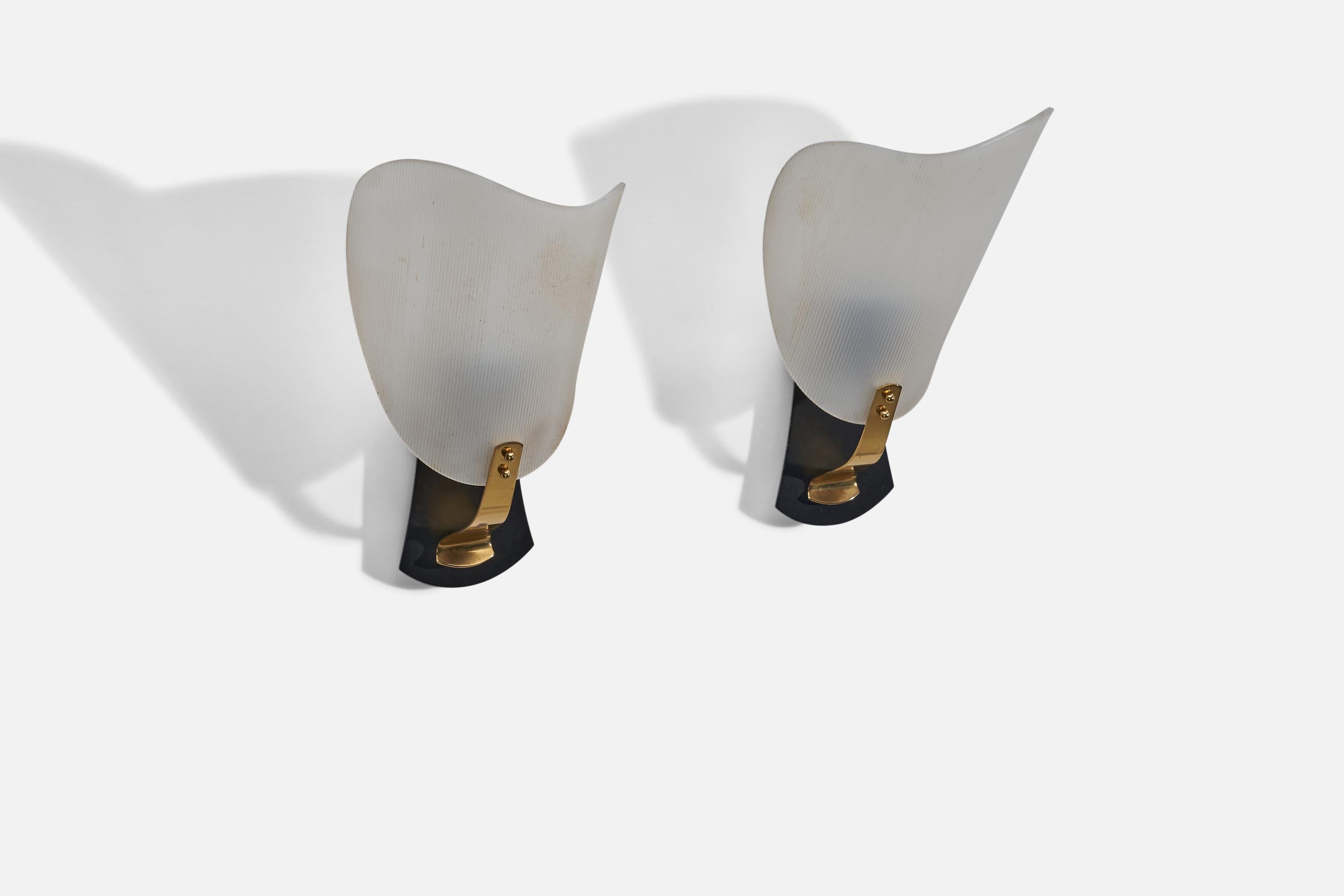 Mid-Century Modern Stilnovo, Sconces, Acrylic, Brass, Black Lacquered Metal, Italy, 1960s For Sale